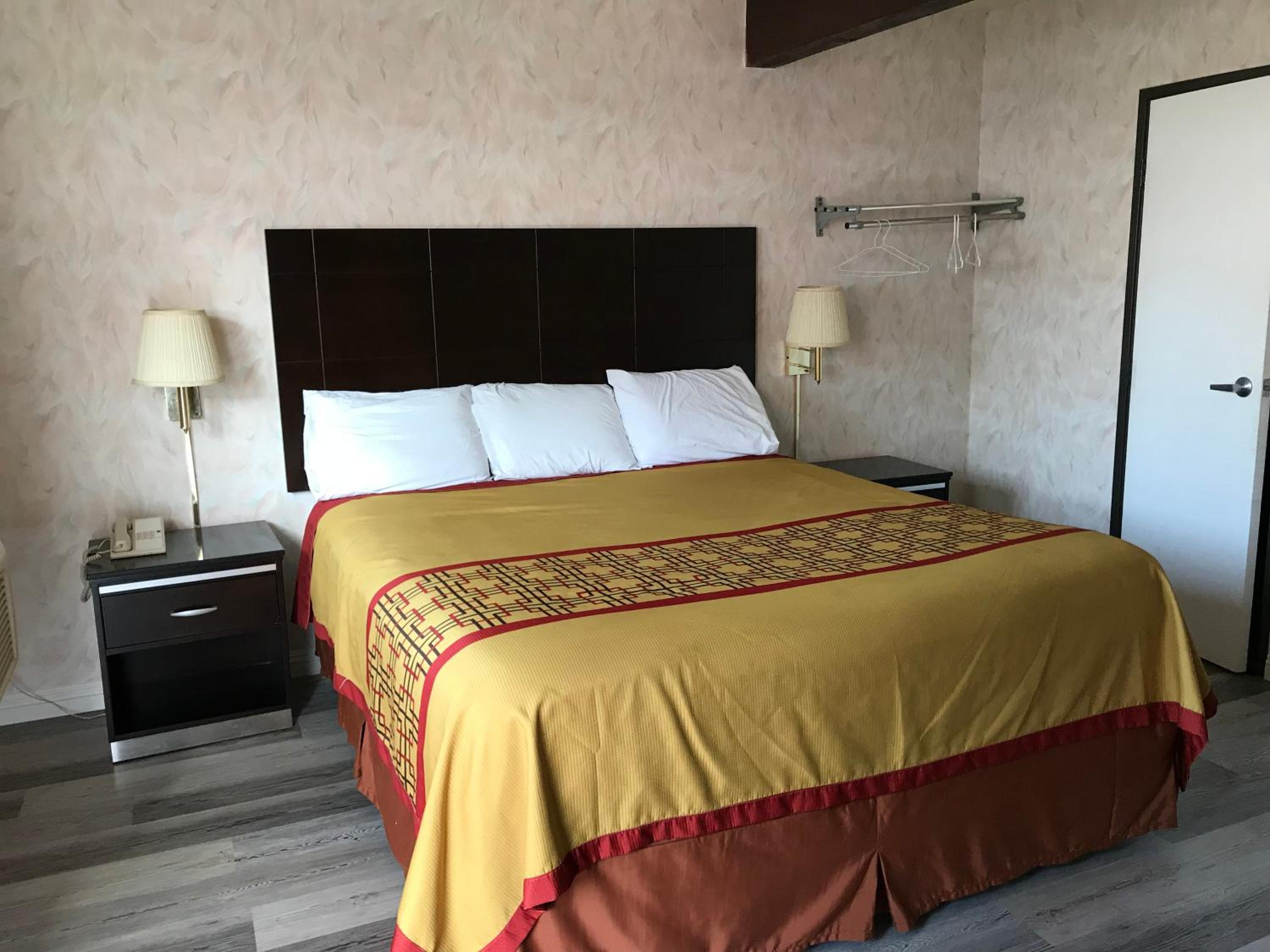Standard King Room - Non-Smoking  - Photo 2
