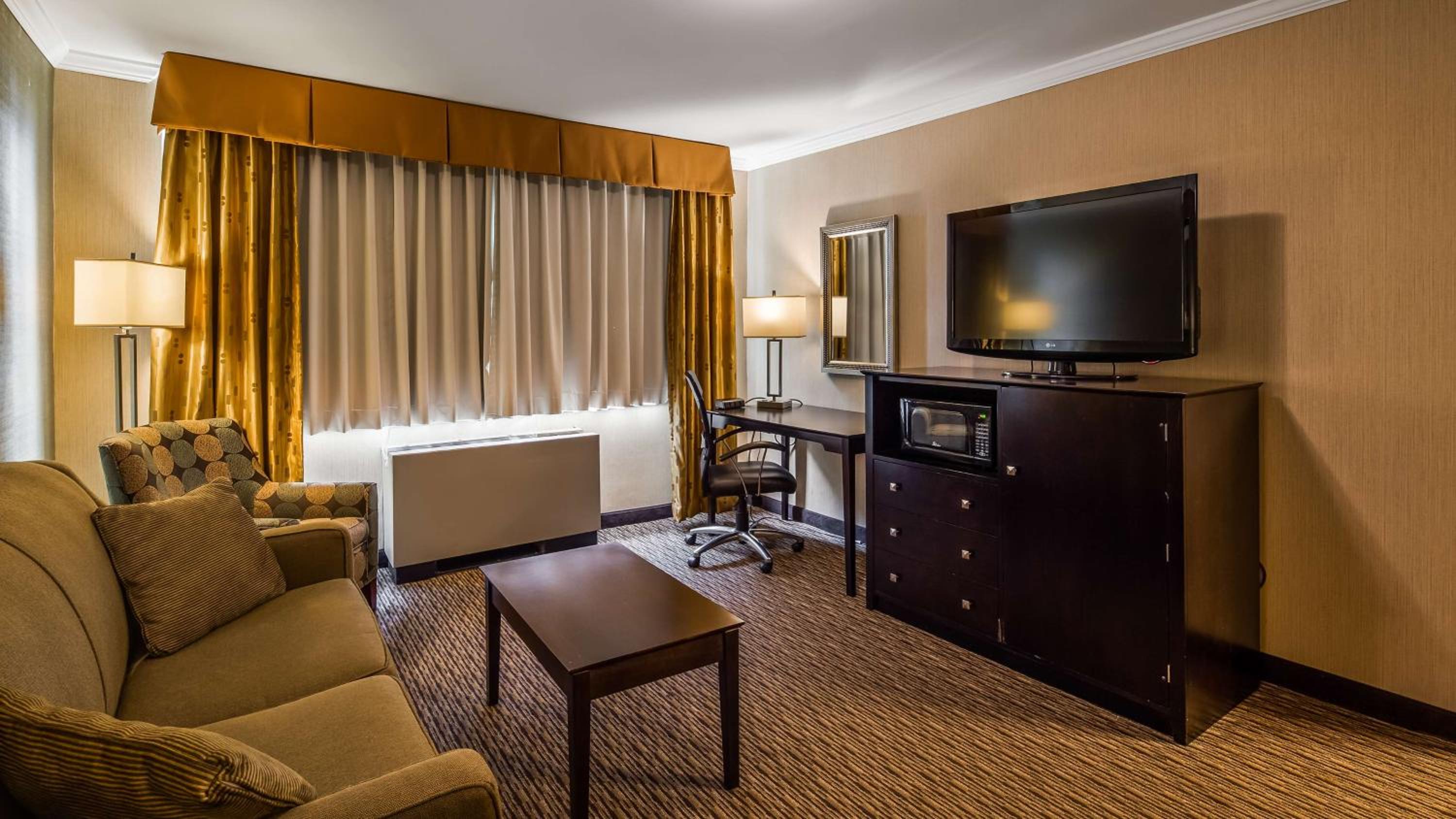 One-Bedroom King Suite with Sofa Bed - Photo 12