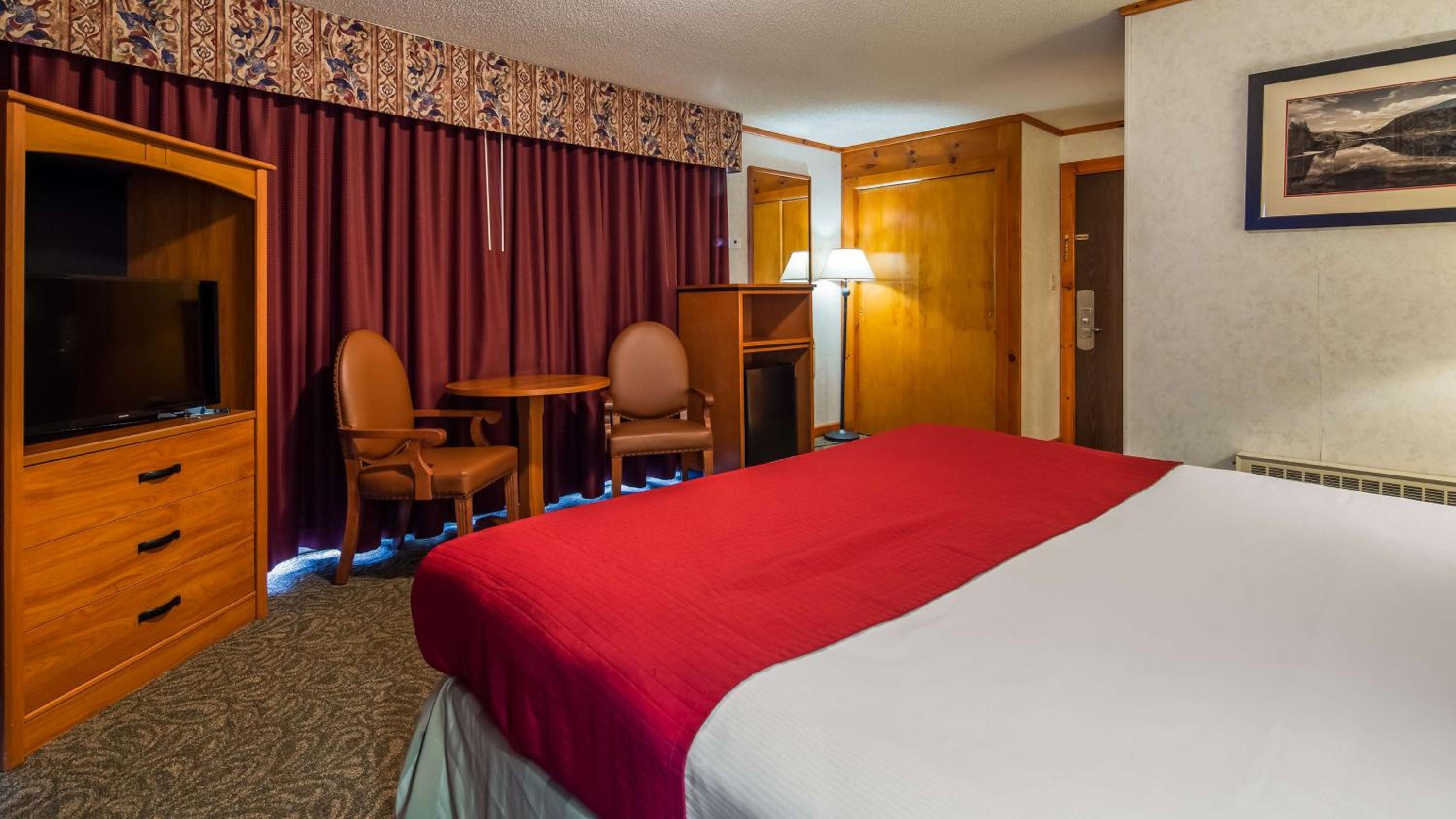 King Room with Balcony - Second Floor/Interior Room/Non-Smoking - Photo 1