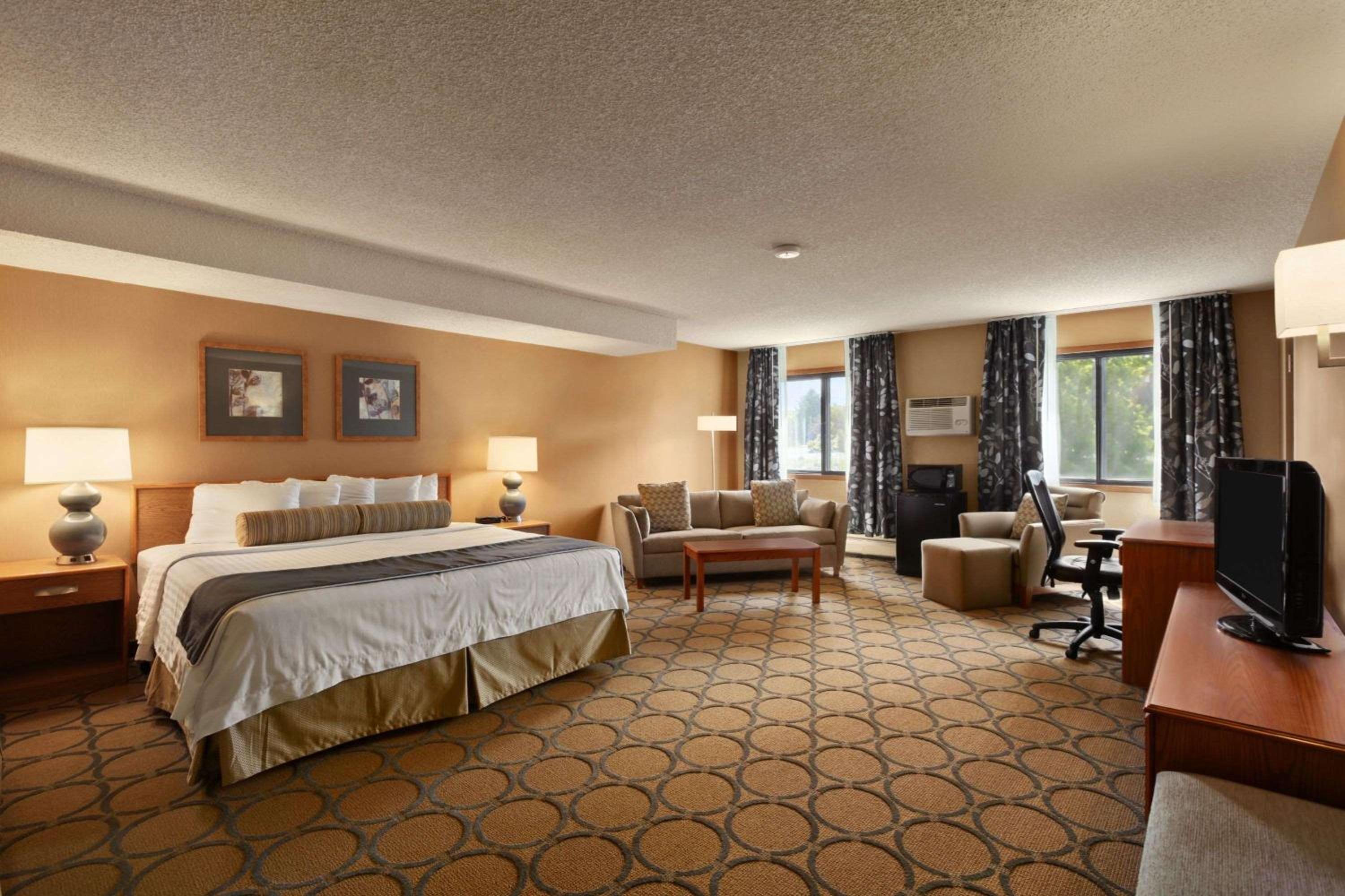 Deluxe King Room - Non-Smoking - Photo 1