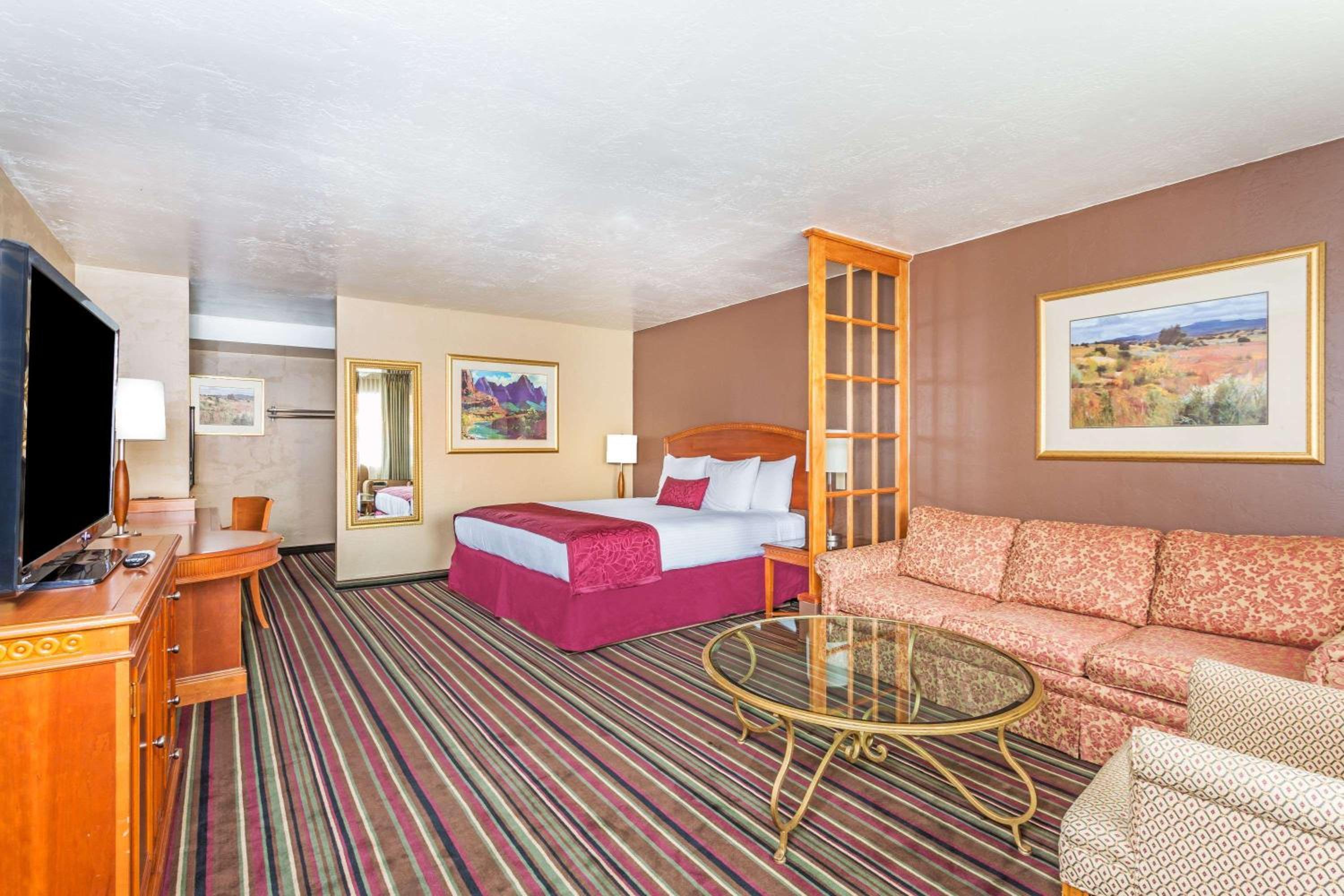 Studio King Suite - Non-Smoking - Photo 2
