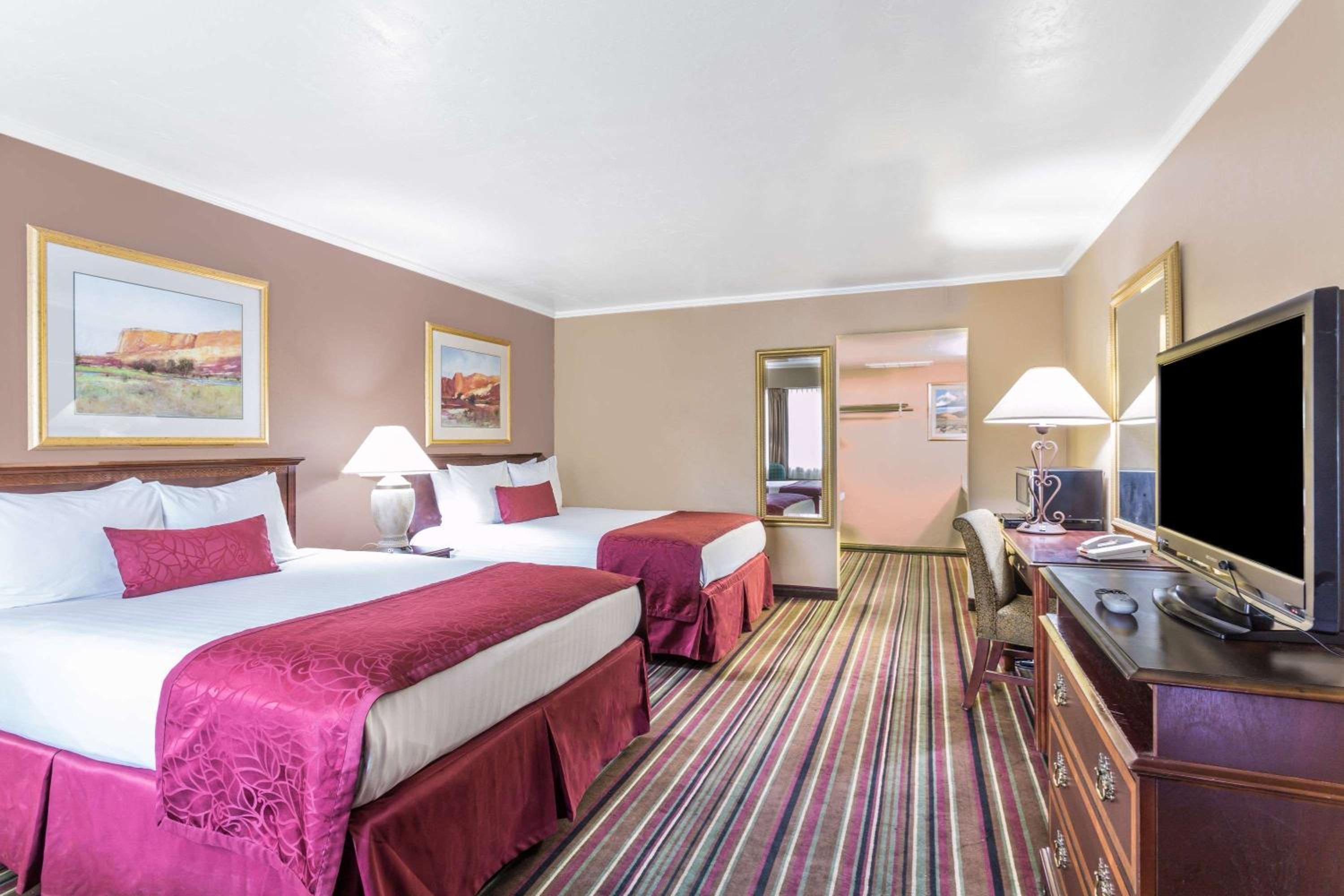 Queen Room with Two Queen Beds - Non-Smoking - Photo 4