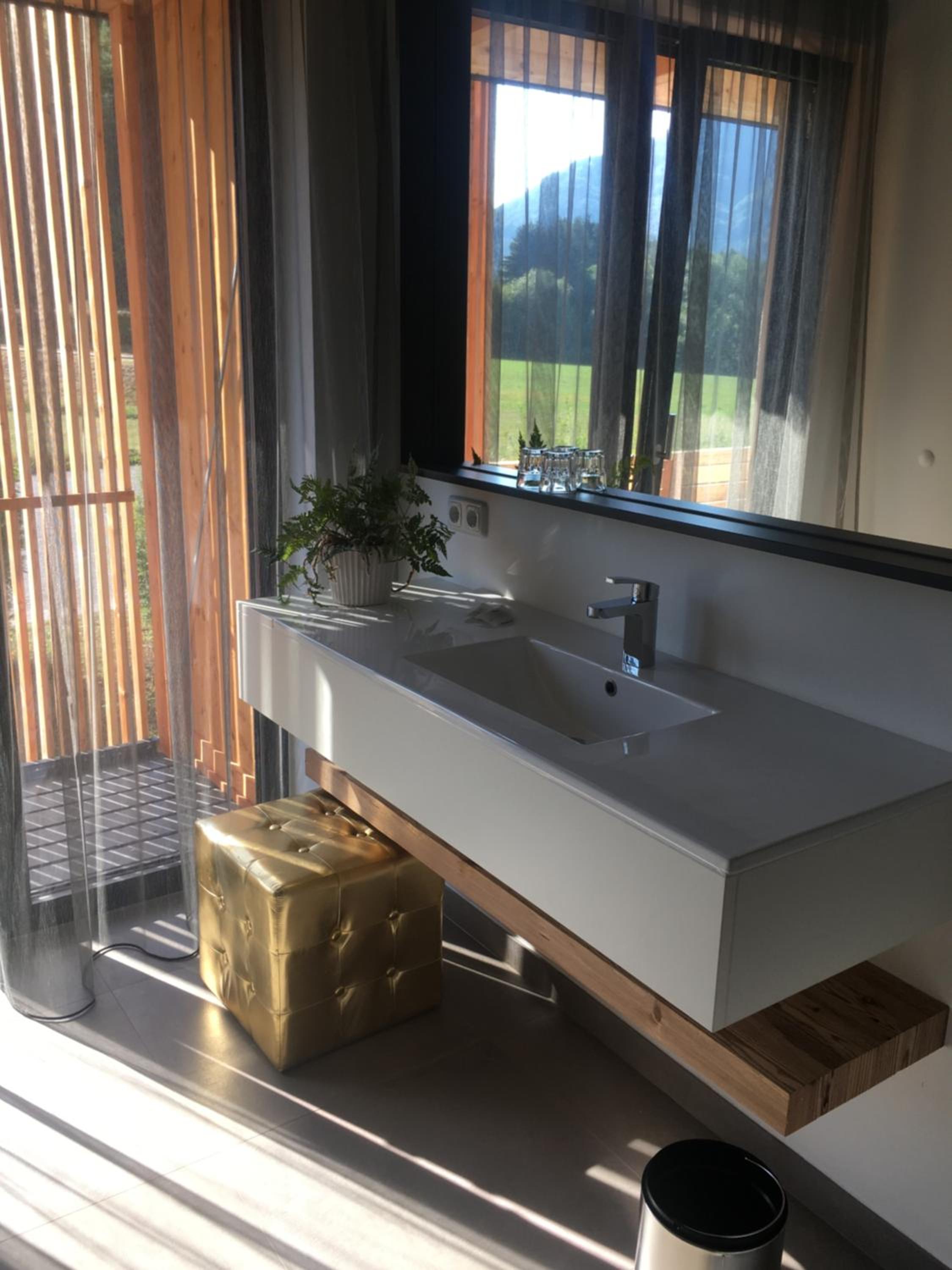 Deluxe Double Room with Bath - Photo 4