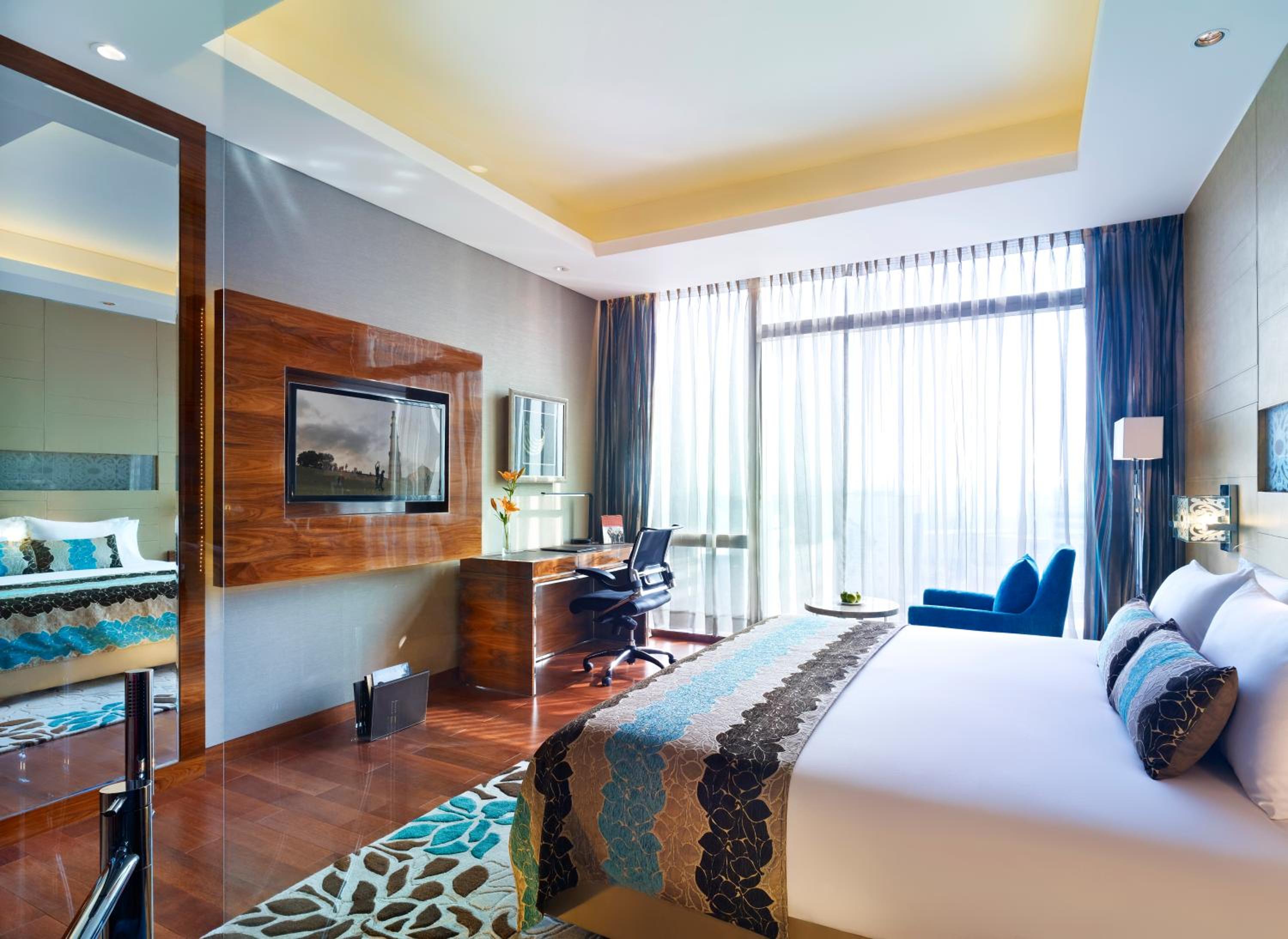 Taj Club Room with One way airport transfer, Butler service on request, 02 Pcs of Ironing per day,20 % disc on FNSB,SPA & transportation, Cocktail Hours @ Club Lounge from 18:00 hrs to 20:00 hrs, 2 hours of boardroom usage per stay subject to availability photo 3