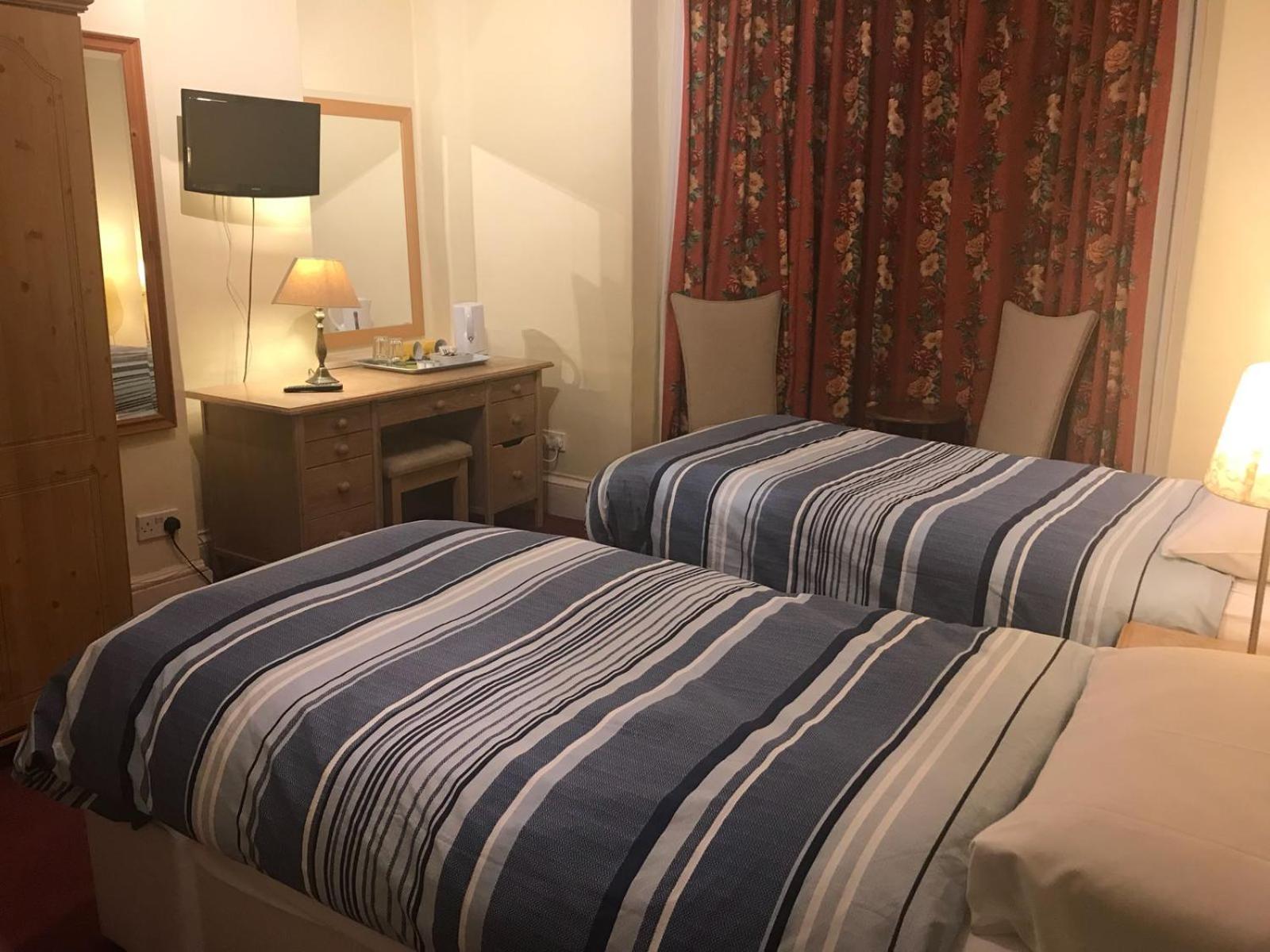 Twin Room with Private Bathroom photo 3