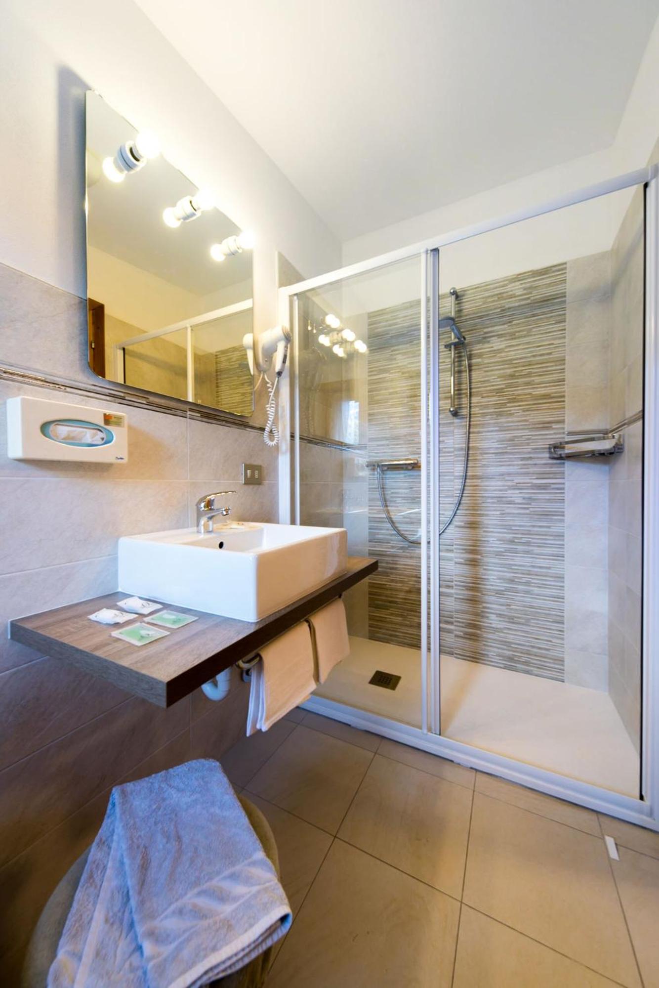 Quadruple Room - Photo 3