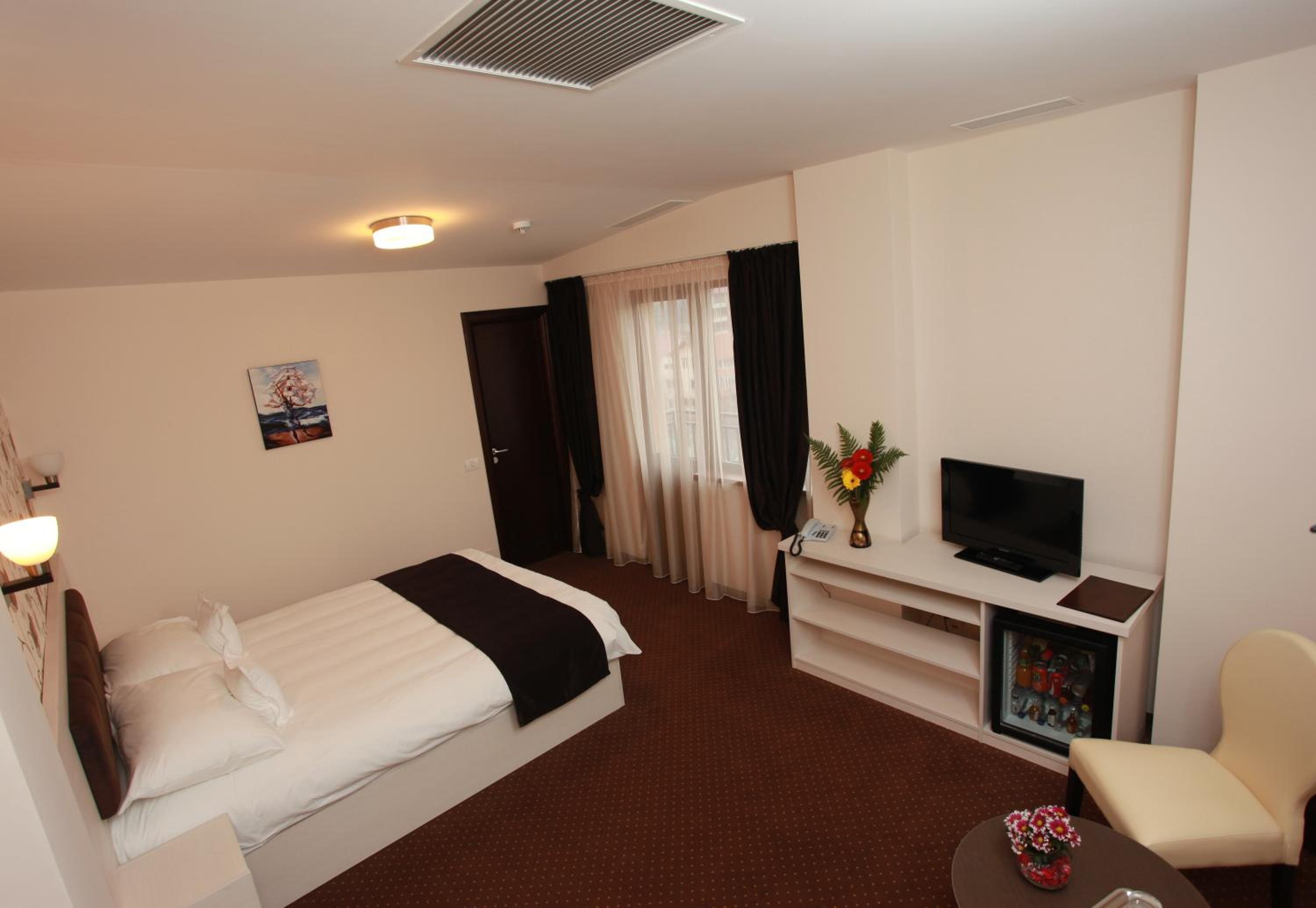 Standard Double Room - Photo 7