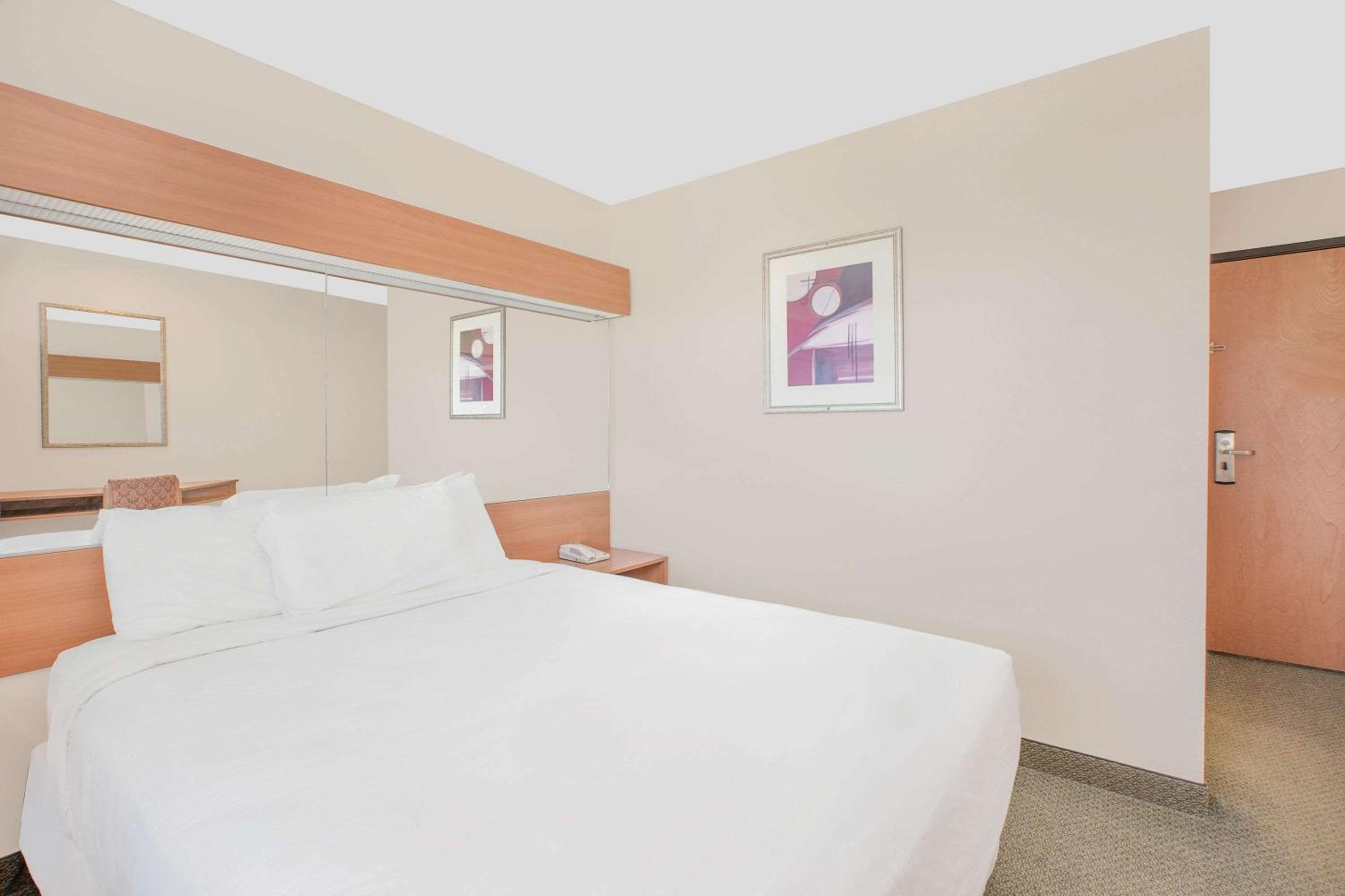 Queen Room - Non-Smoking - Photo 1