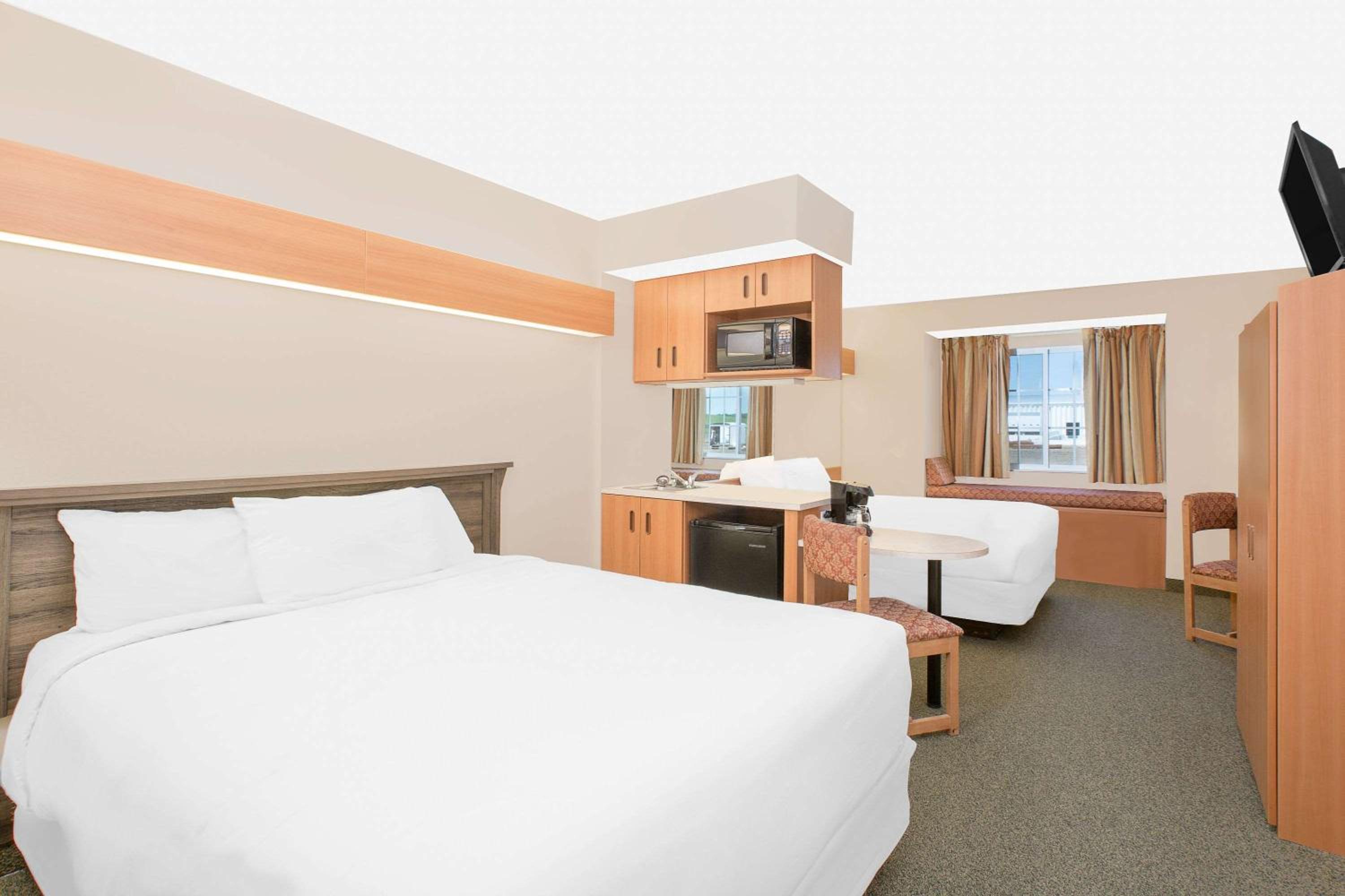 Deluxe Business Queen Room with Two Queen Beds - Non-Smoking - Photo 1
