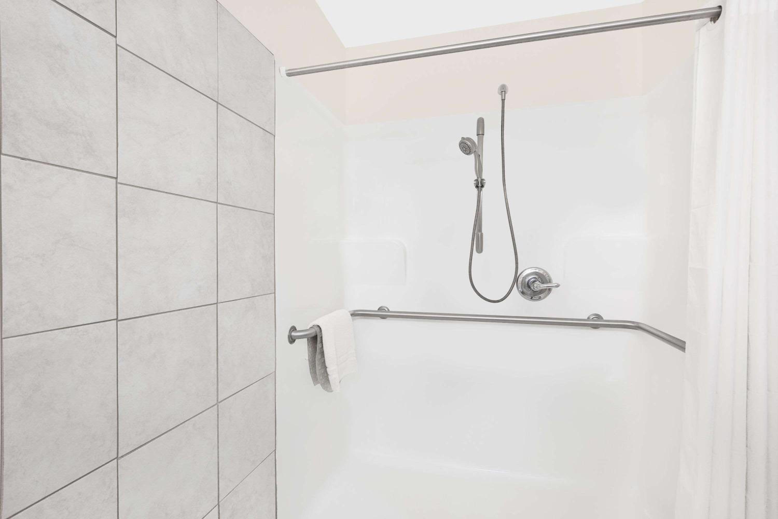 Queen Room with Bath Tub - Mobility Accessible/Non-Smoking - Photo 4
