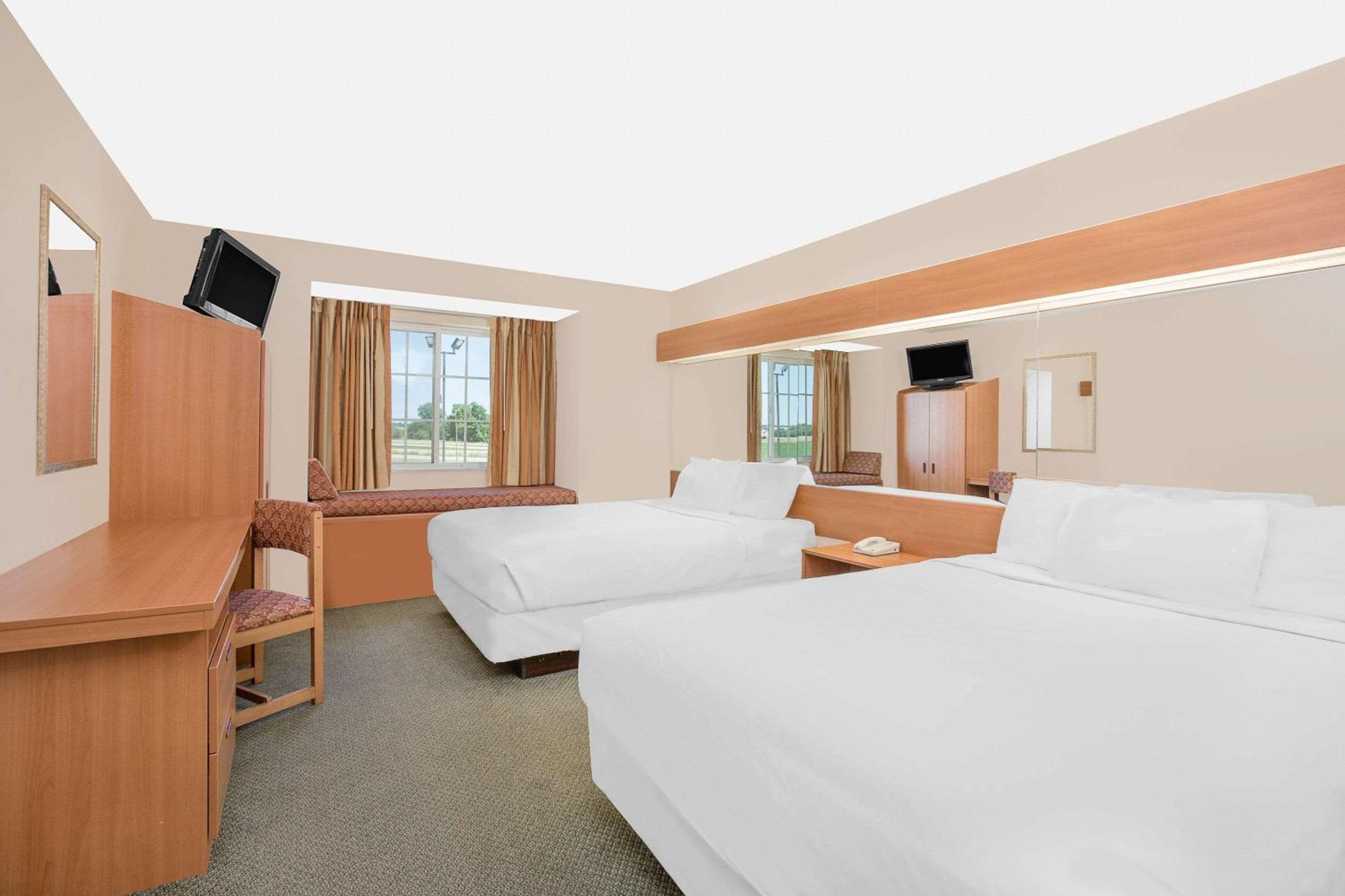Queen Room with Two Queen Beds - Non-Smoking - Photo 1