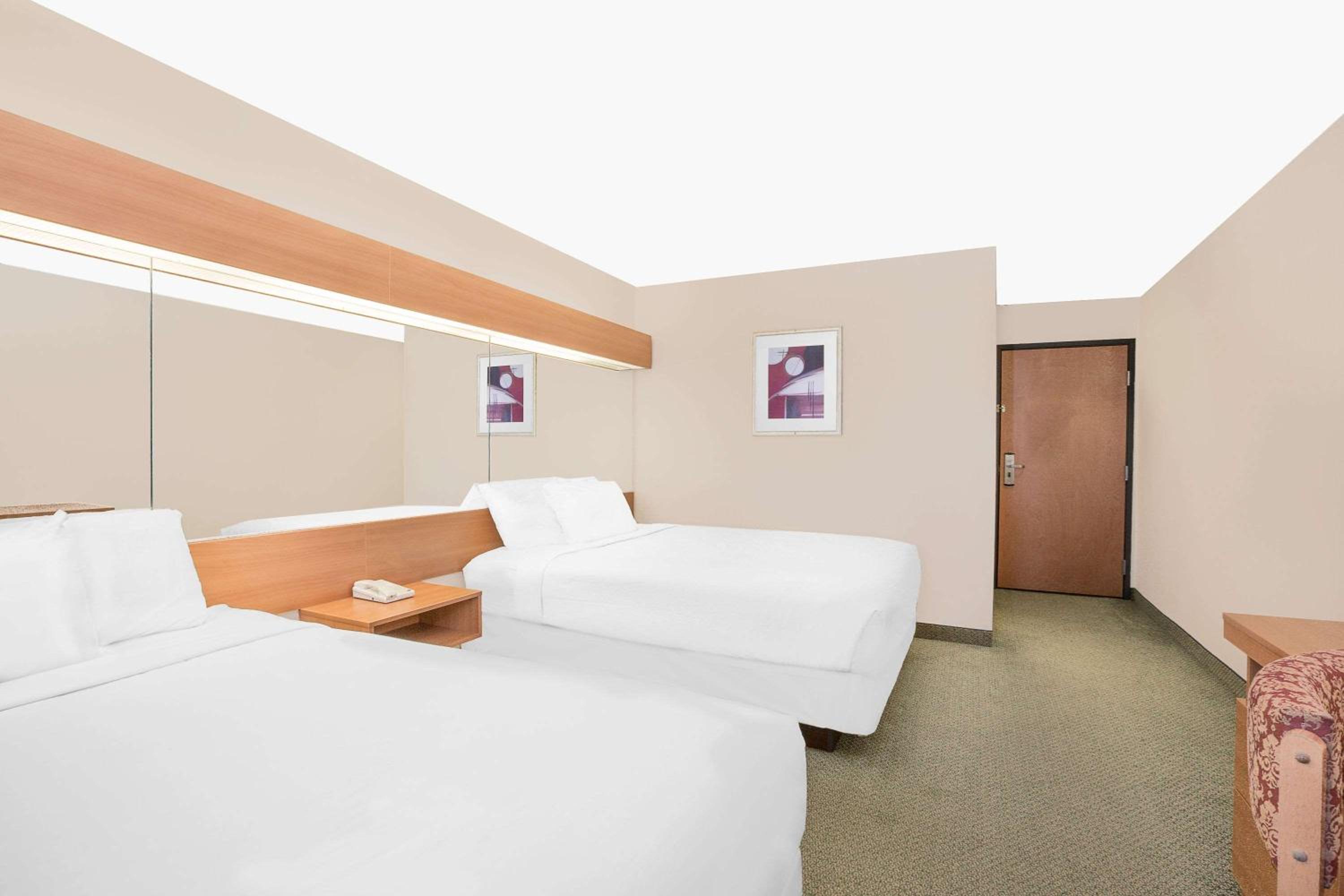 Queen Room with Two Queen Beds - Non-Smoking - Photo 4