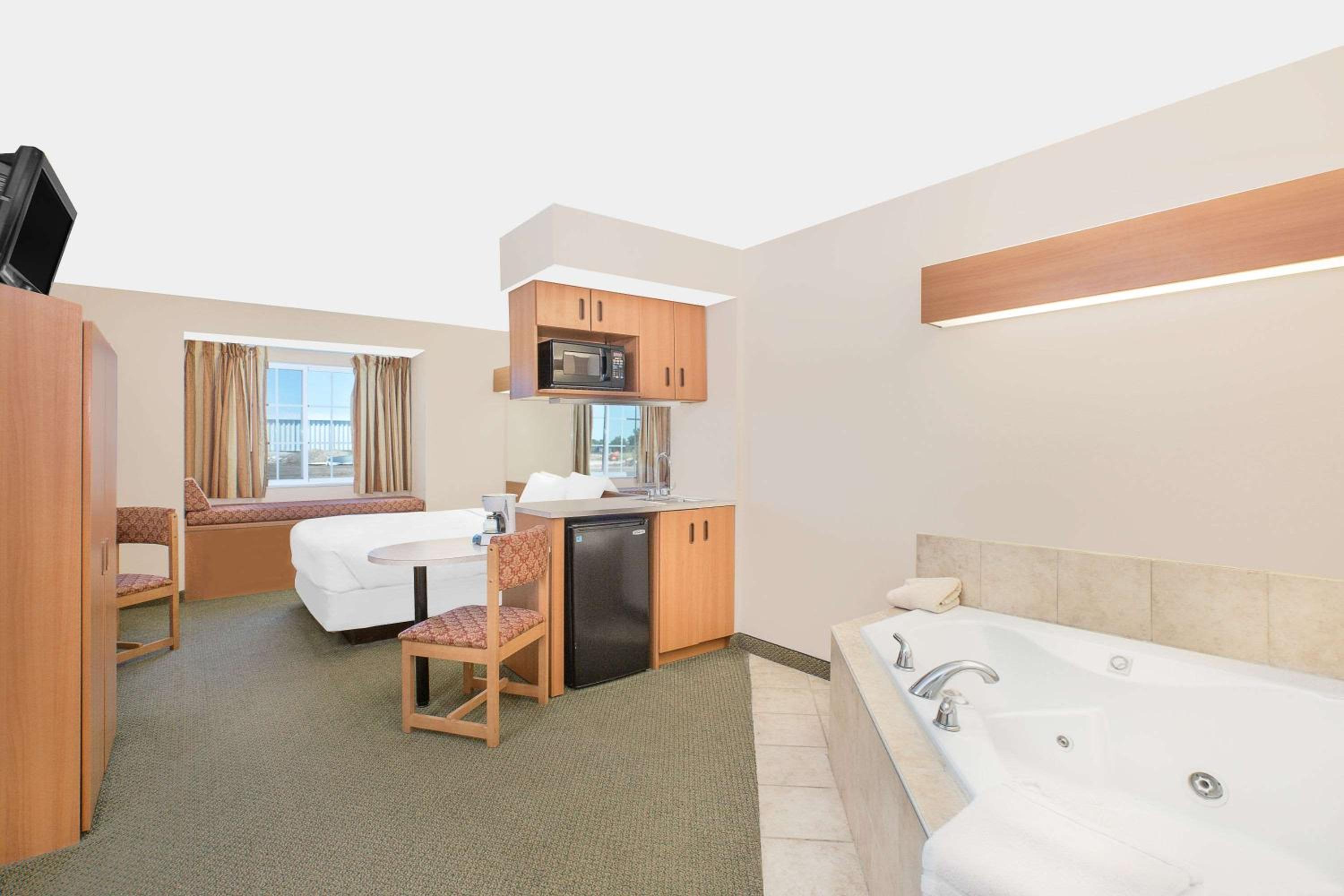 Queen Studio Suite - Non-Smoking - Photo 3