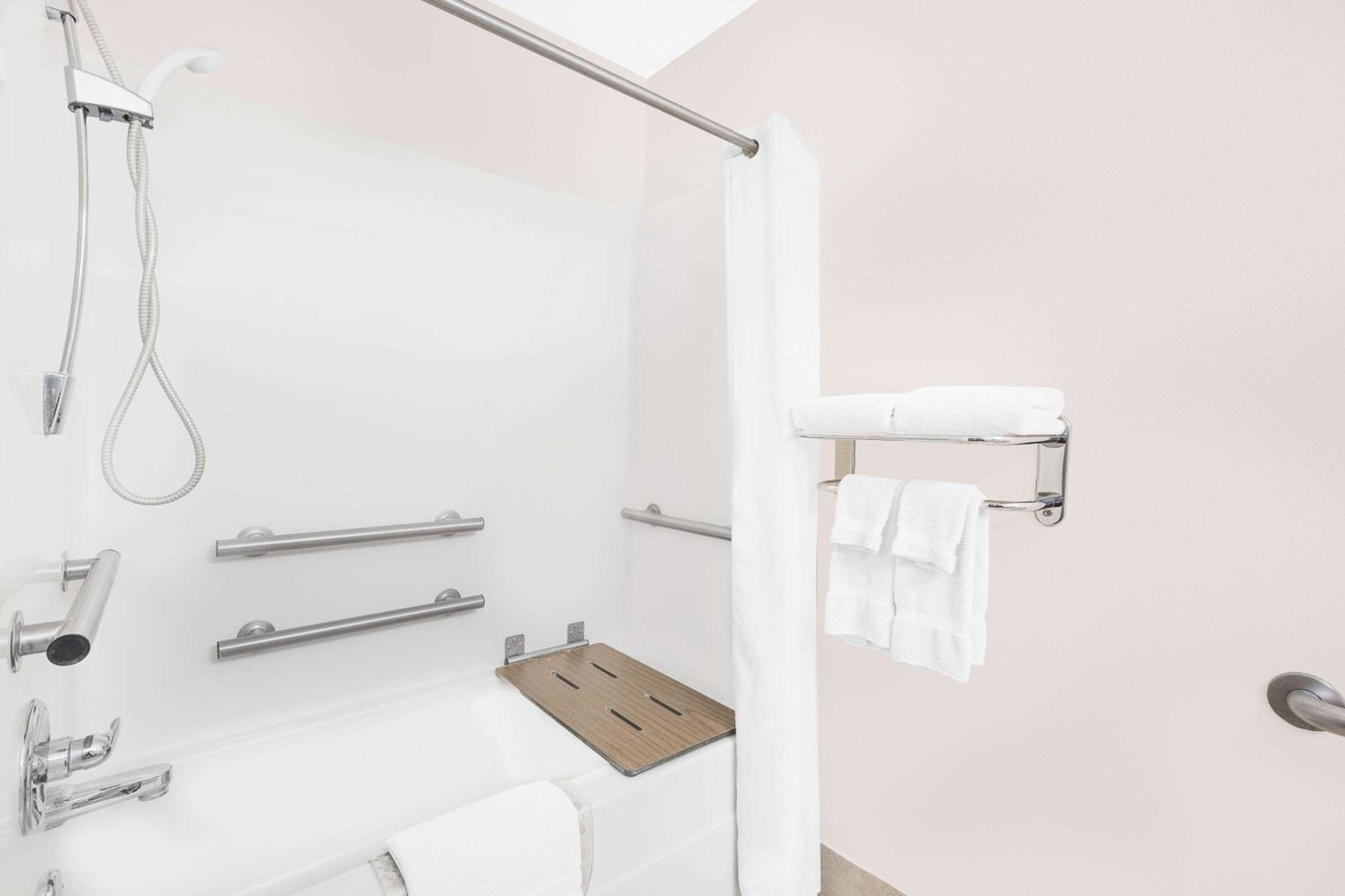 Queen Room with Bath Tub - Mobility Accessible/Non-Smoking - Photo 3