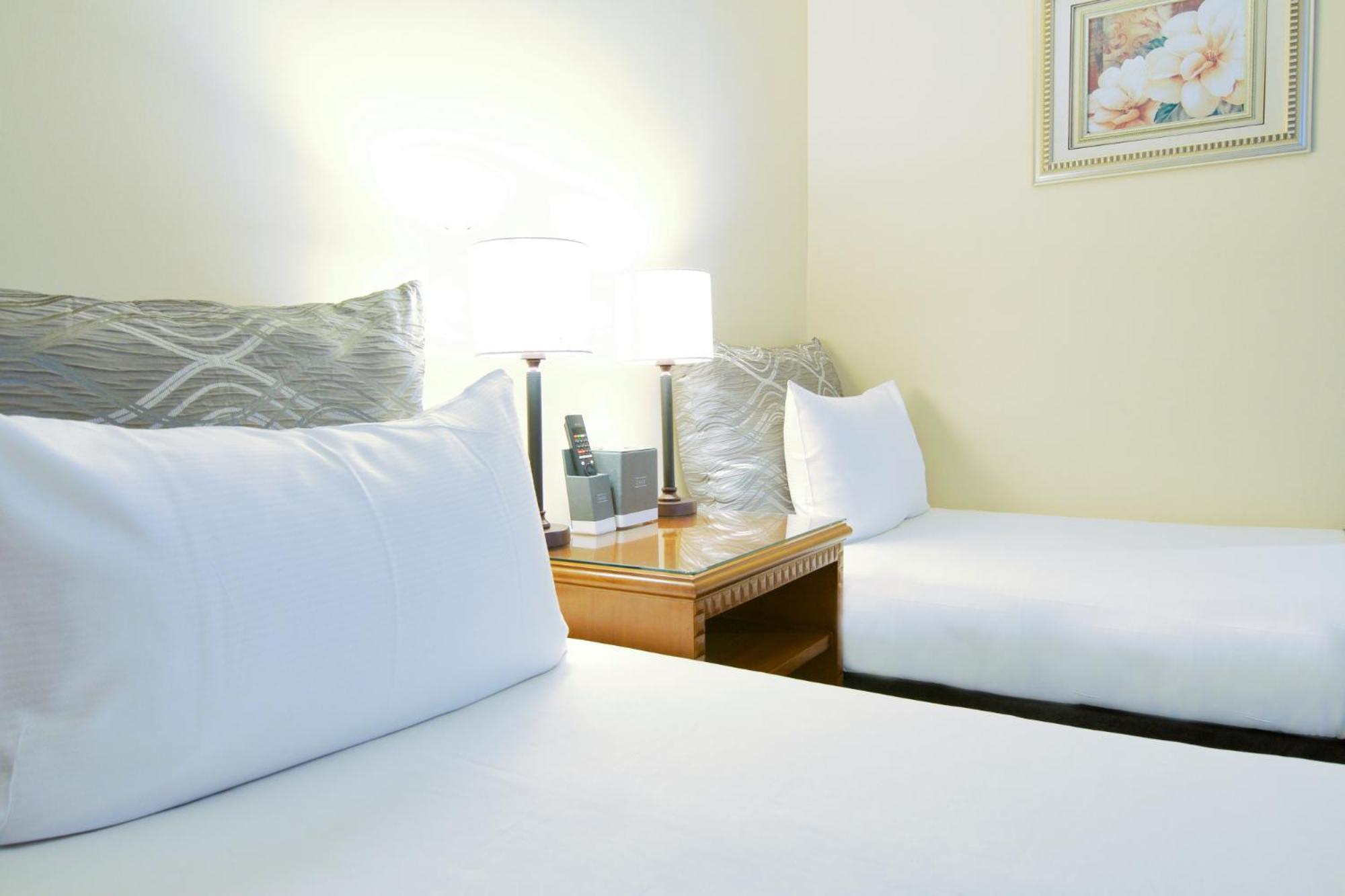 Standard Twin Room thumbnail 6