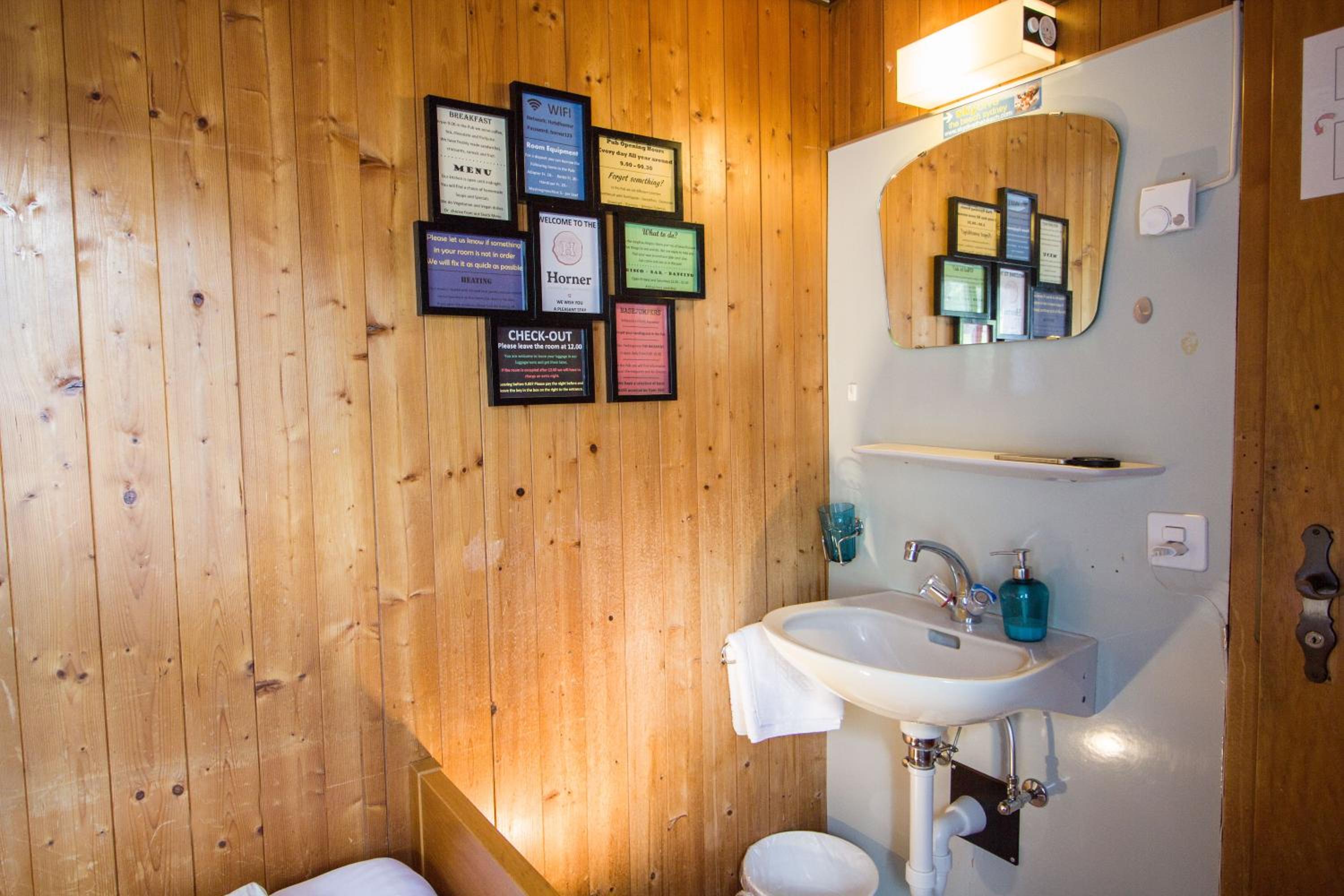Single Room with Shared Bathroom photo 3