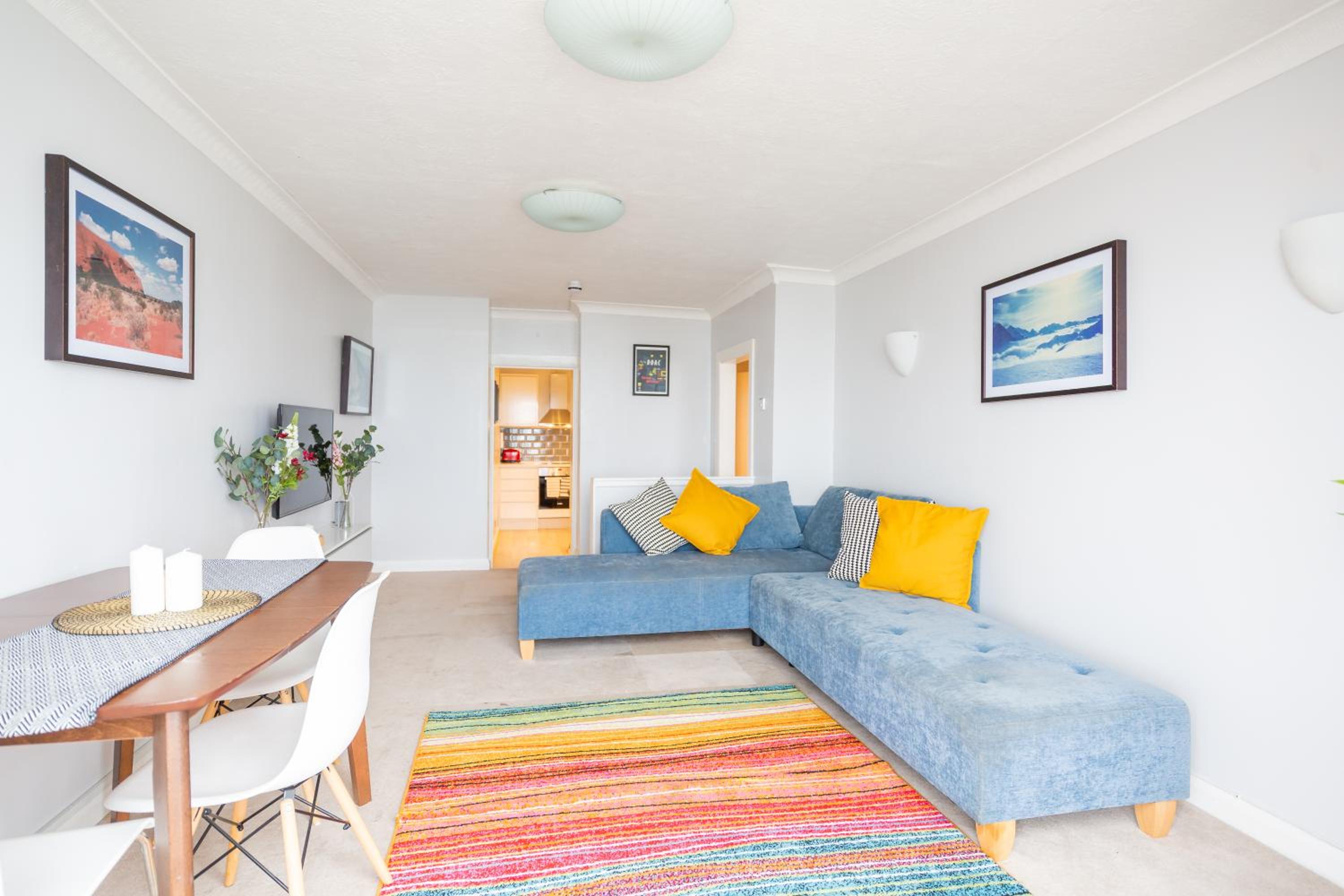 Apartment with Balcony - Photo 6