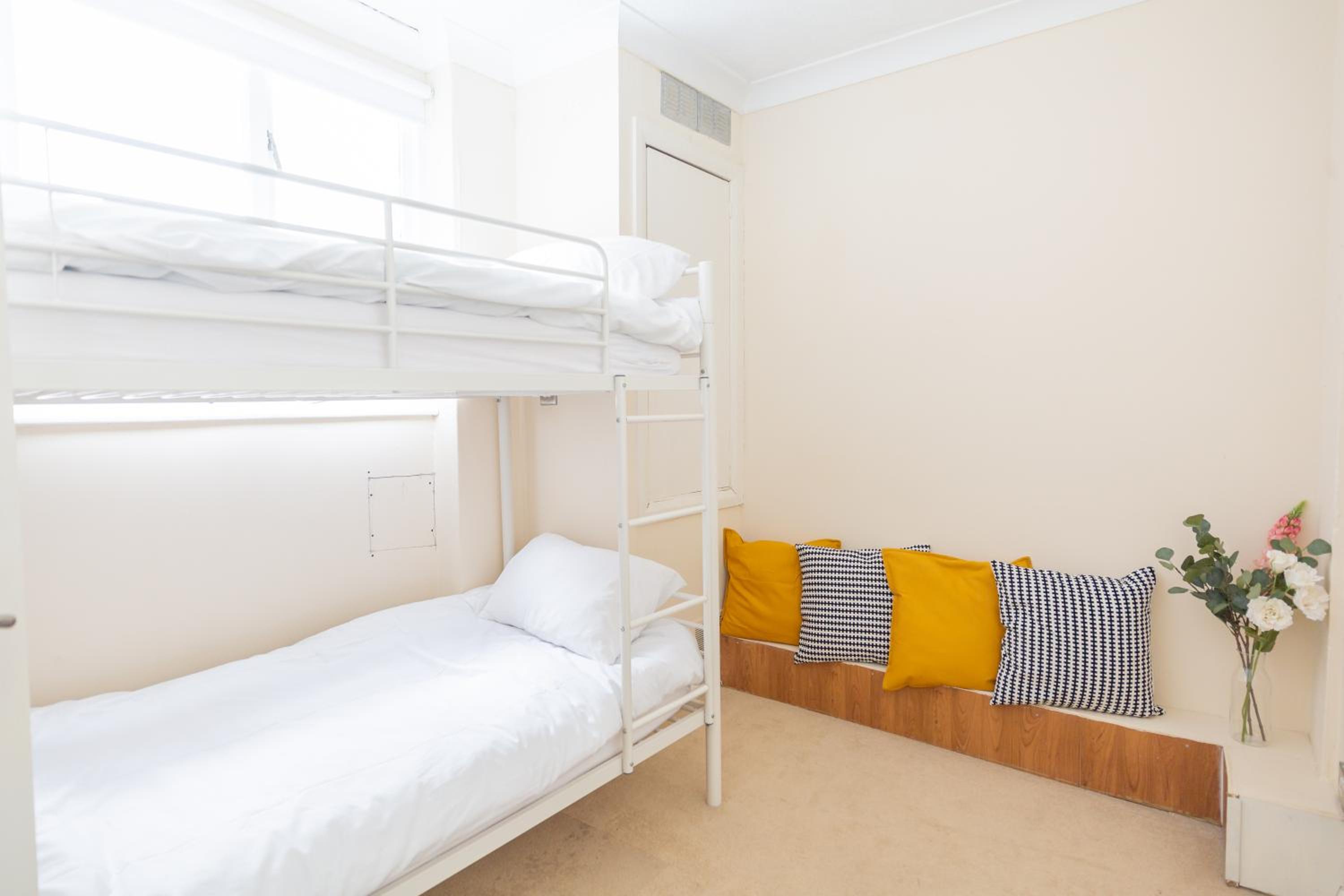 Apartment with Balcony - Photo 14