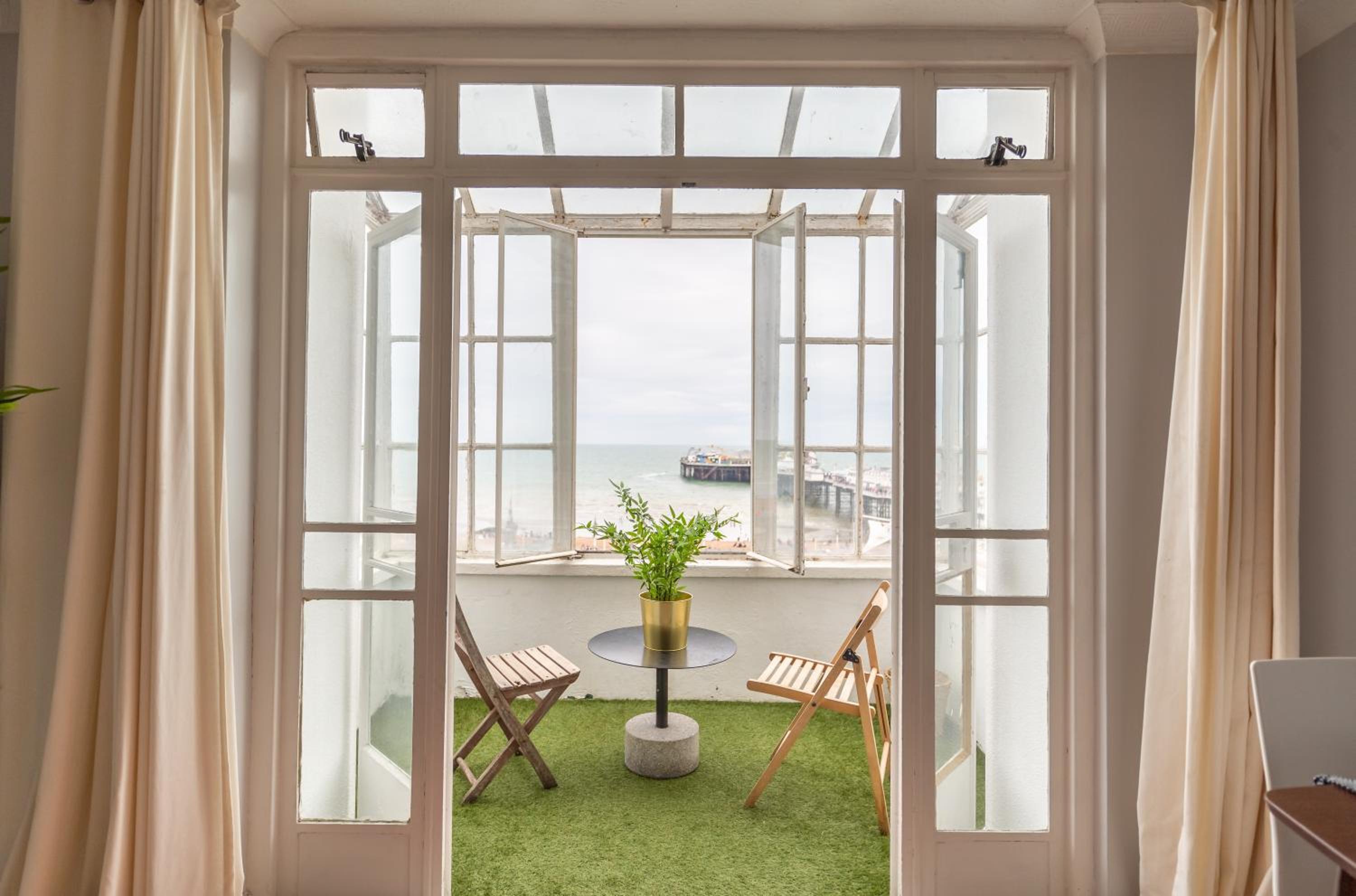 Apartment with Balcony - Photo 2
