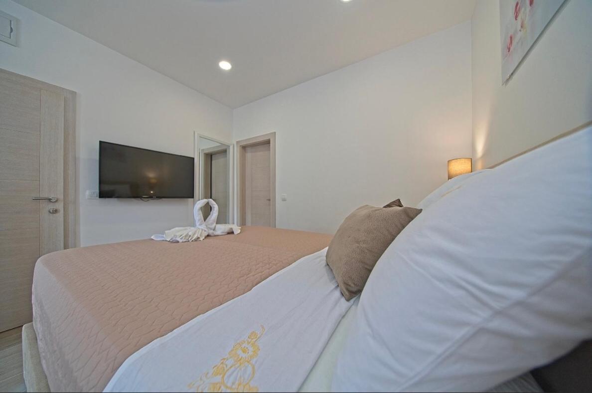 Deluxe Room - Photo 6