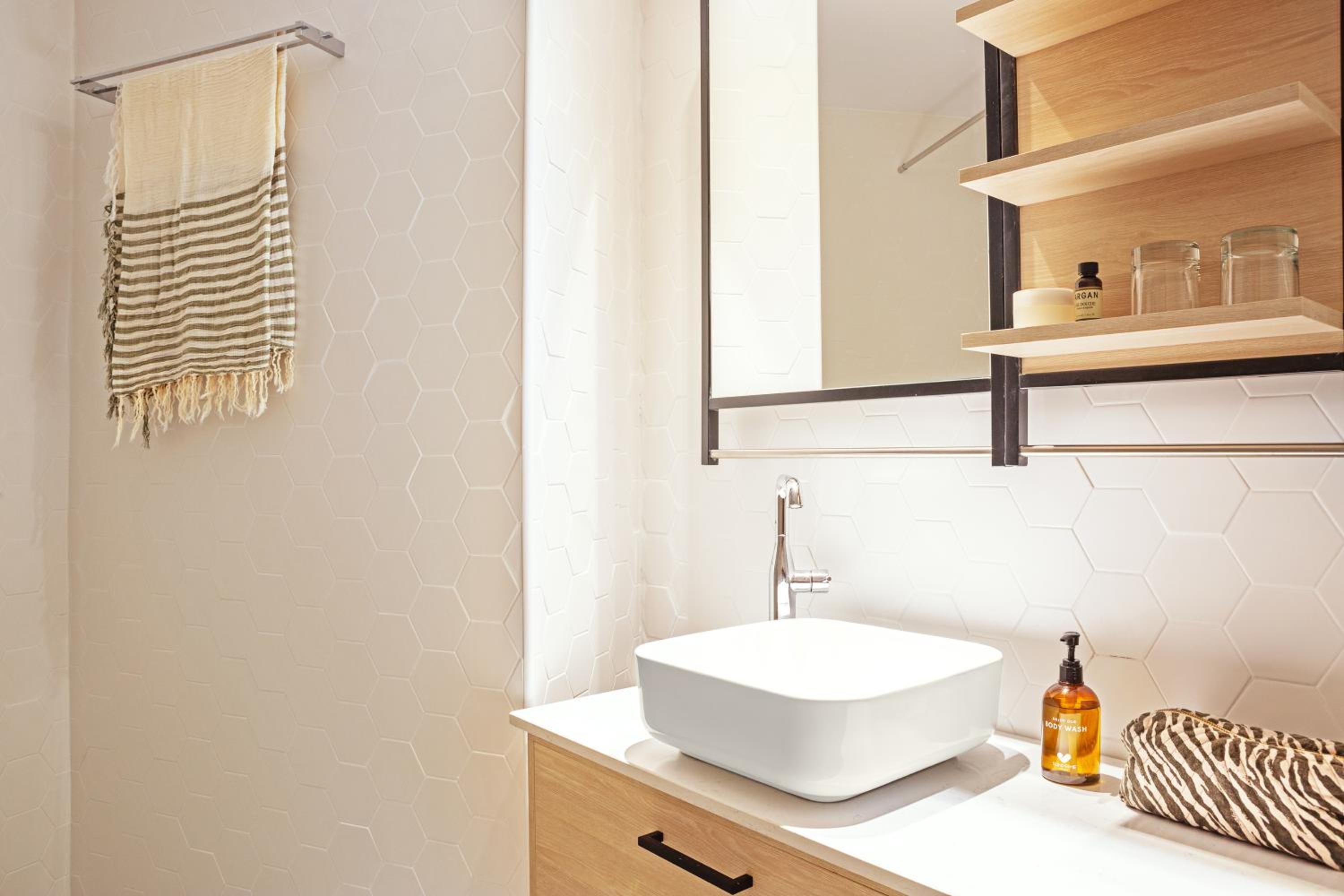 Standard Twin Room with Side Sea View photo 3