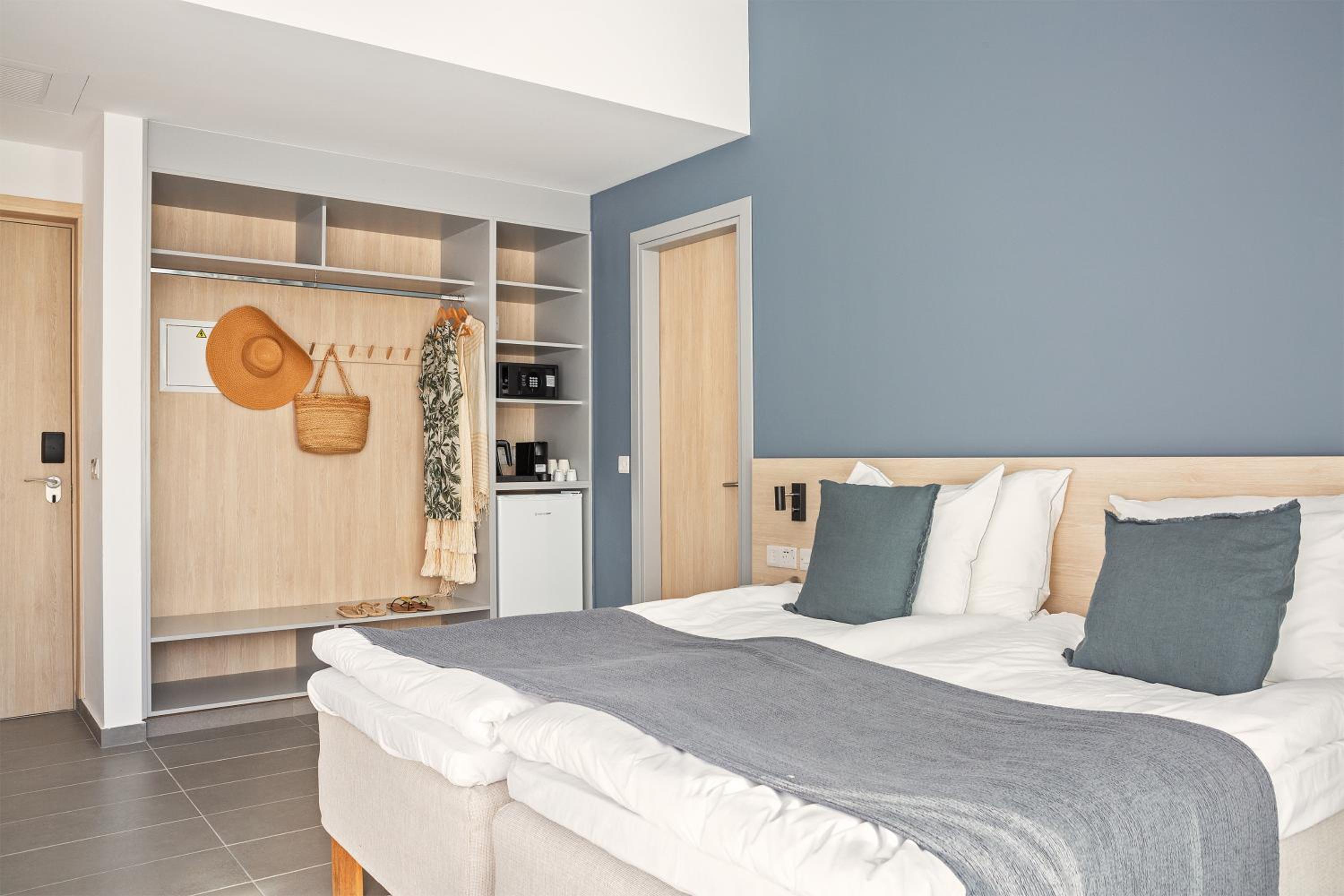 Standard Twin Room with Side Sea View photo 2
