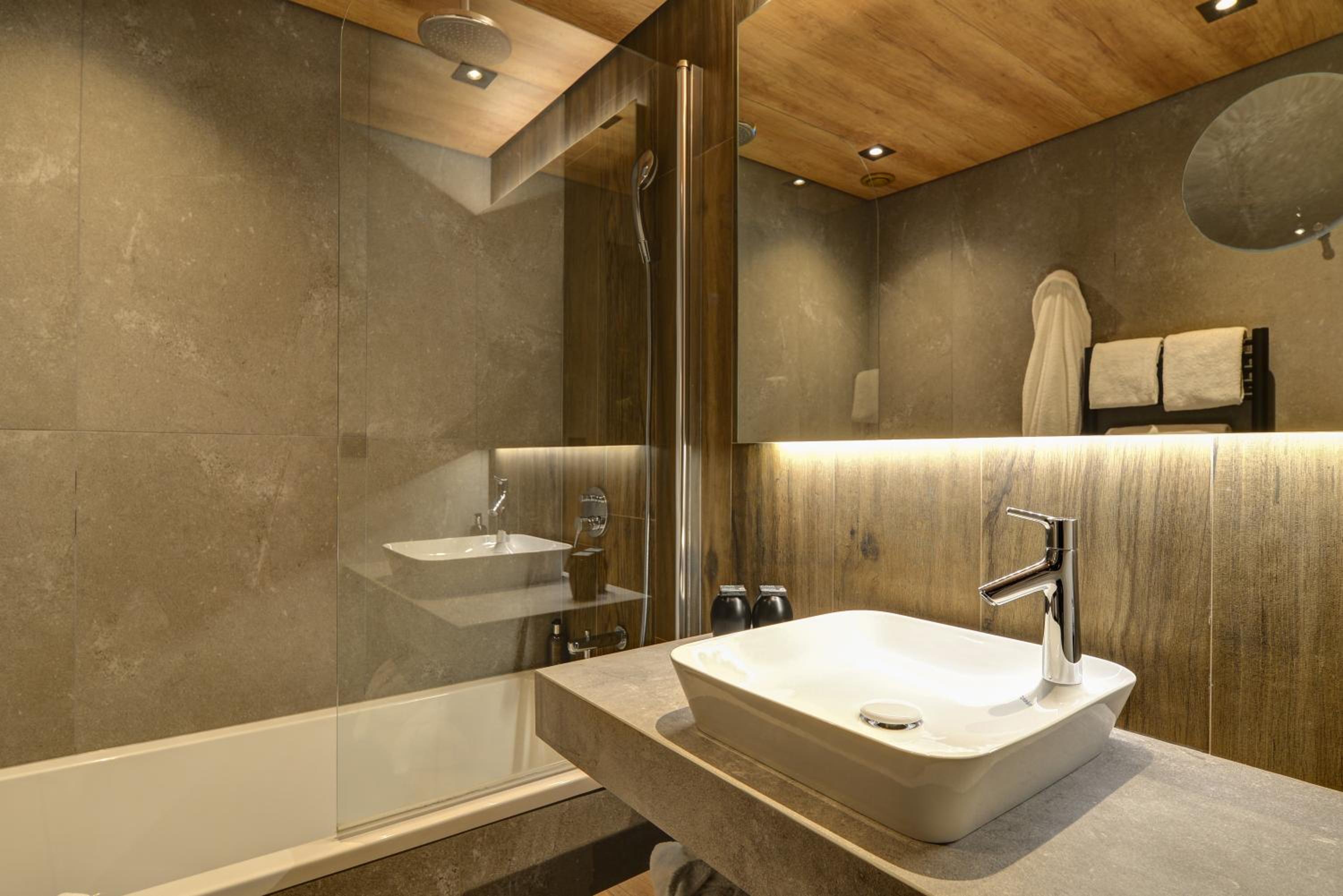 Superior Room with Balcony - Mont-Blanc Range view - Photo 2