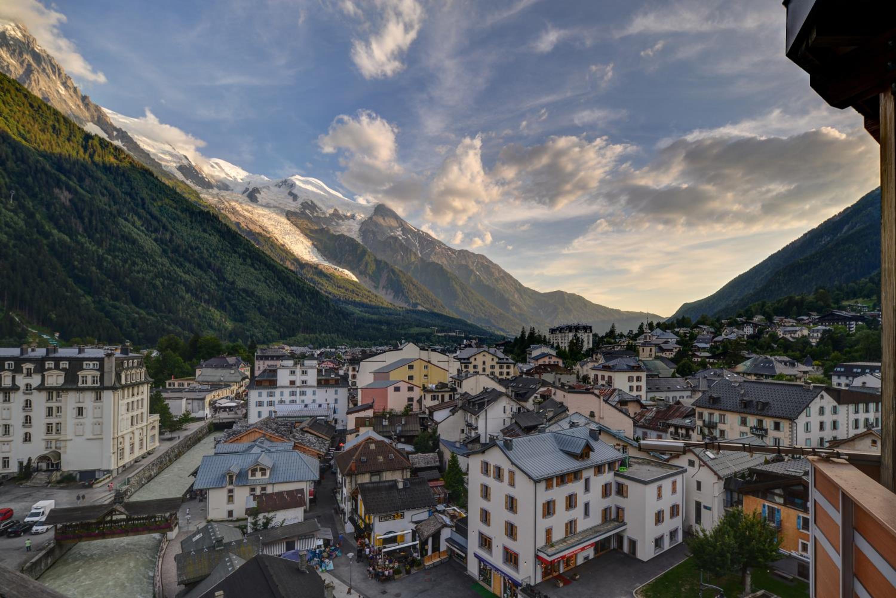 Superior Room with Balcony - Mont-Blanc Range view - Photo 8