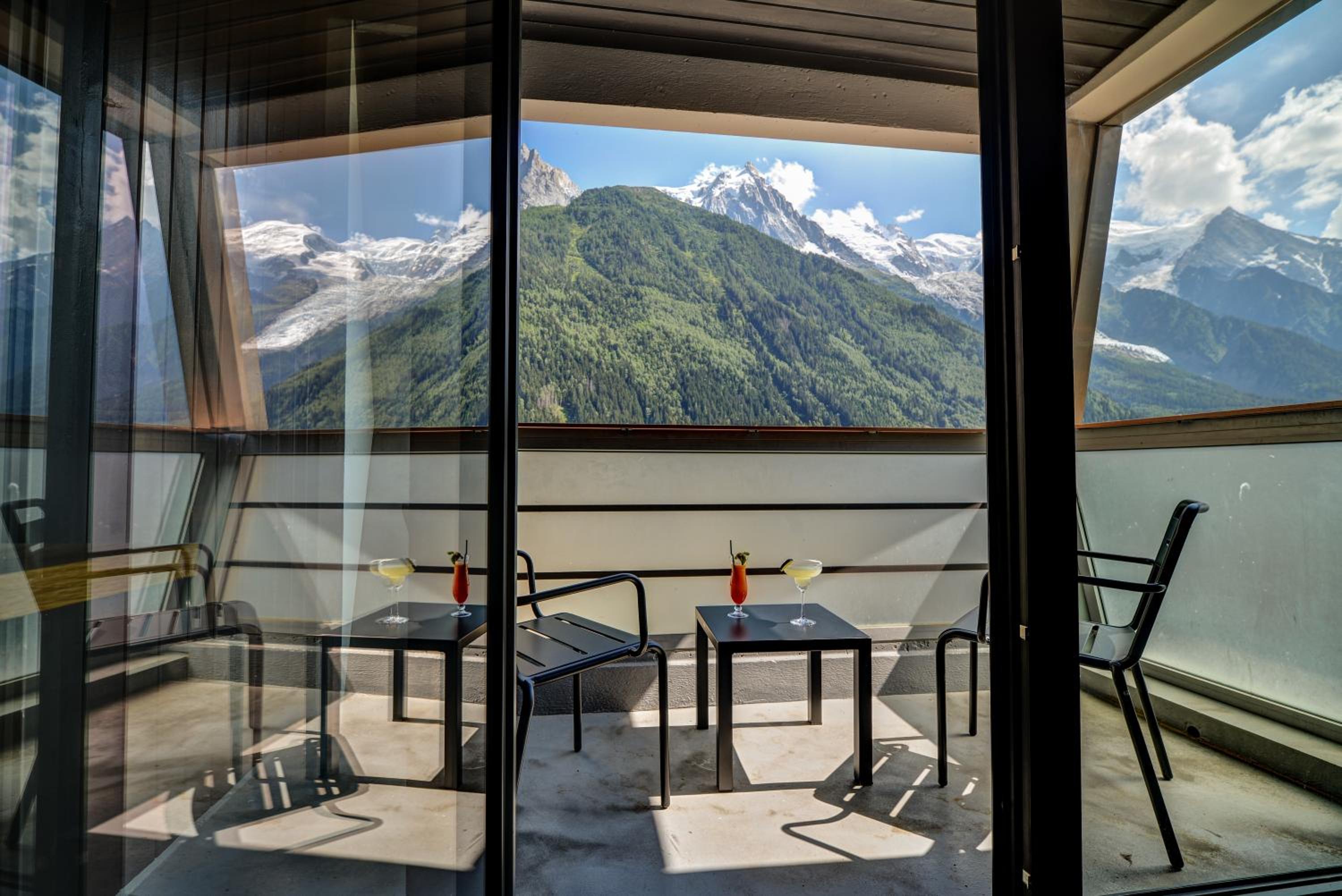 Superior Room with Balcony - Mont-Blanc Range view - Photo 10