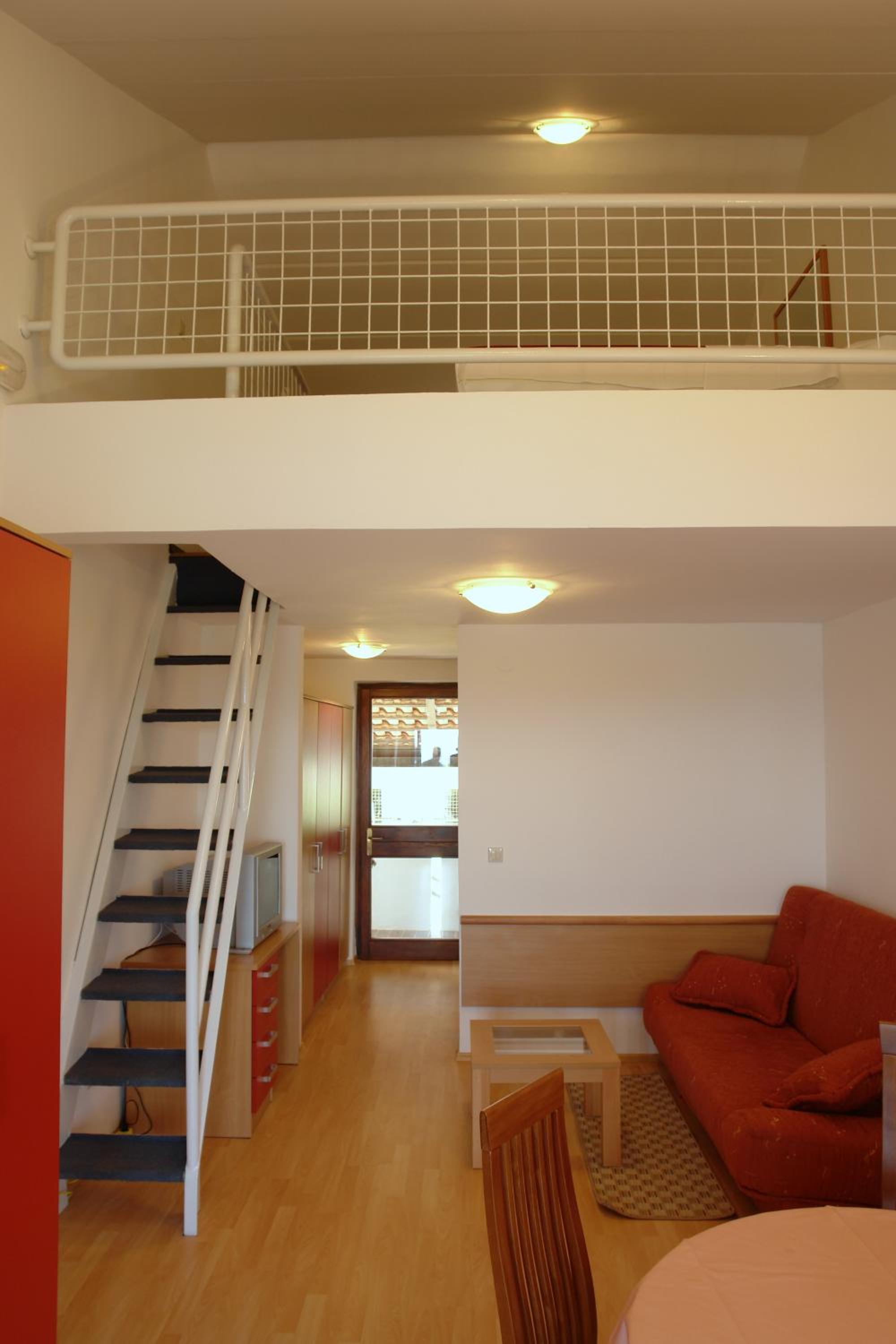 Studio Apartment - Split Level With Balcony photo 3