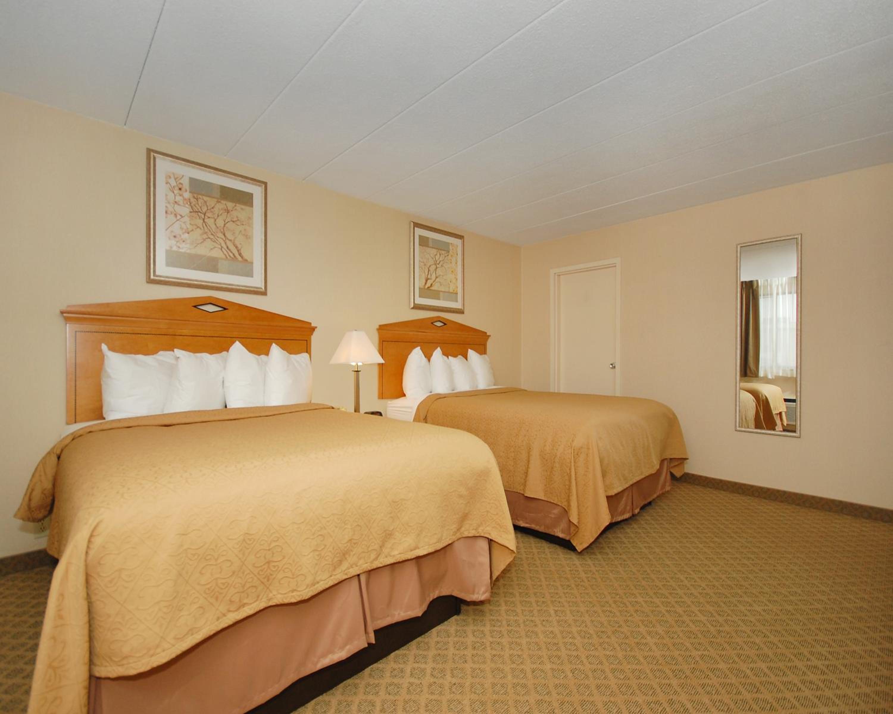 Queen Room with Two Queen Beds - Smoking - Photo 2