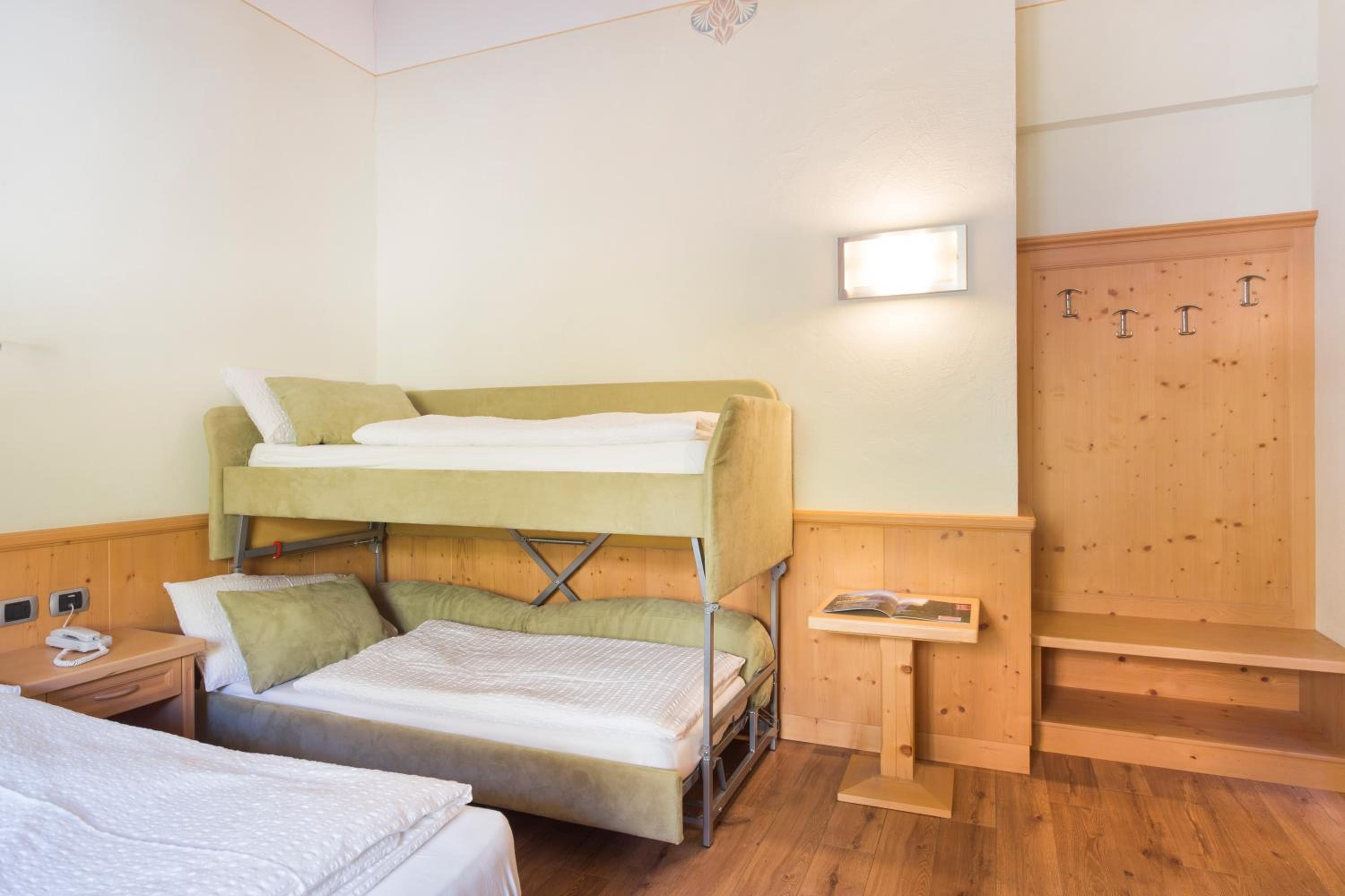 Family Room (2 Adults + 2 Children)