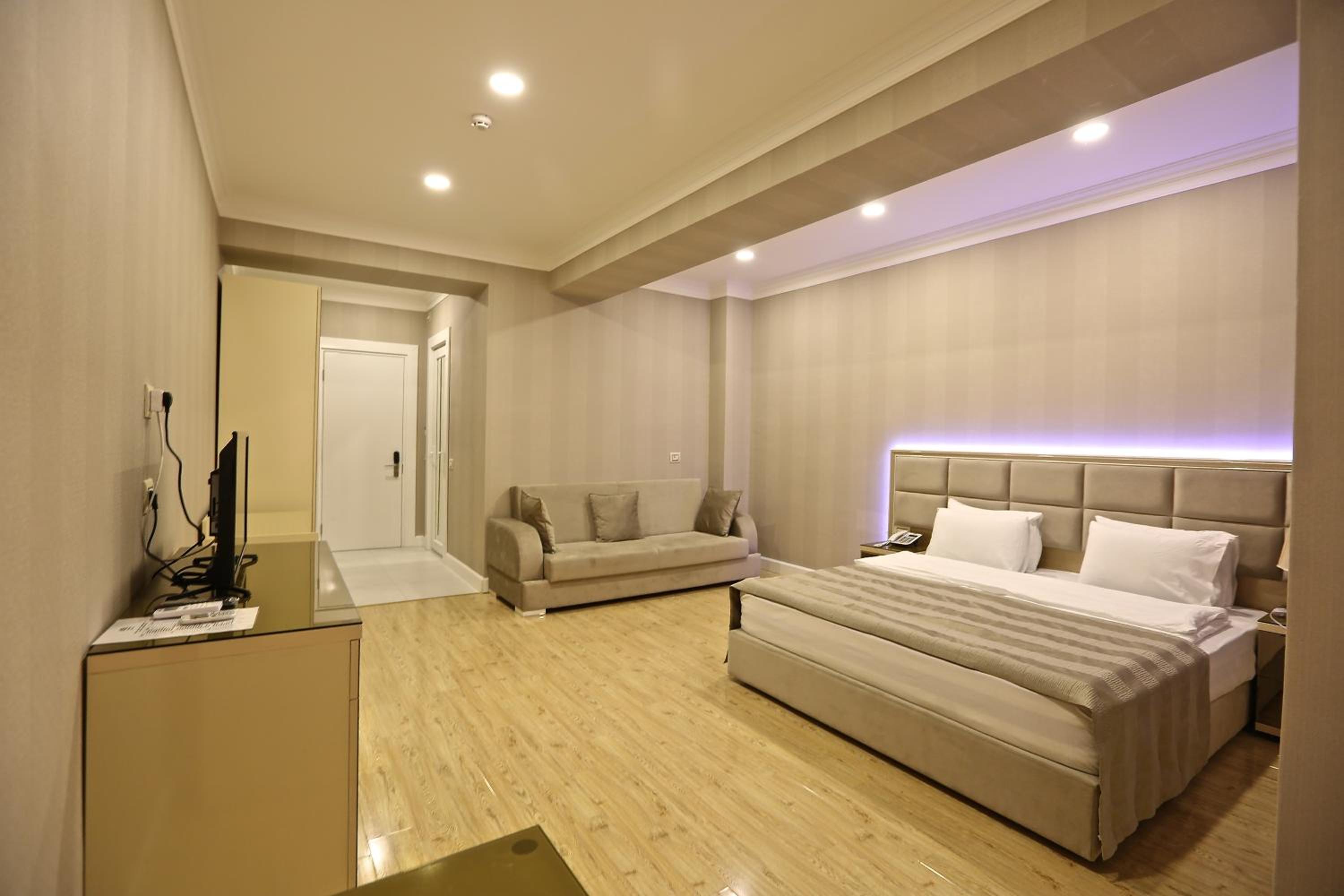 Superior Family Room photo 1