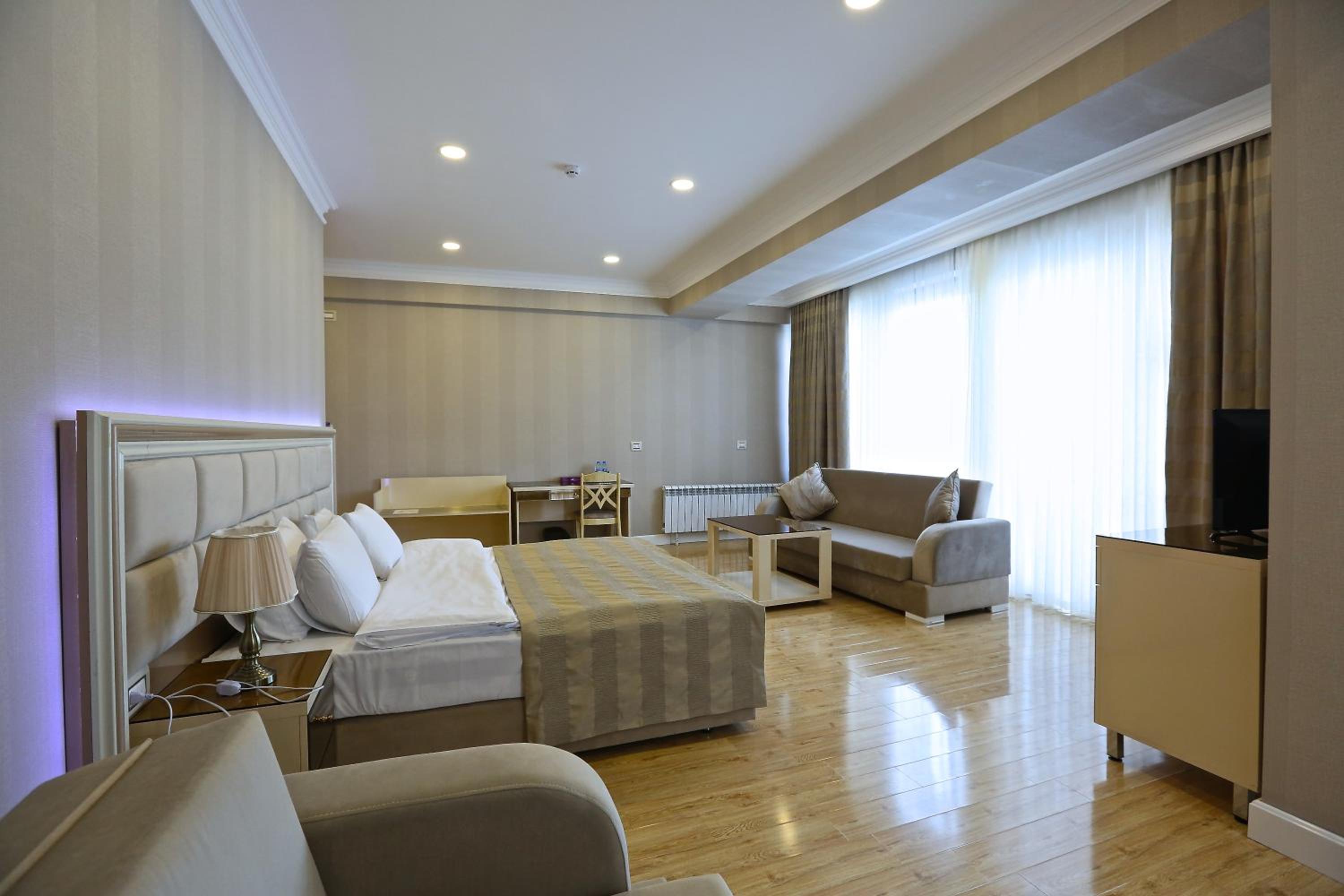Superior Family Room photo 2