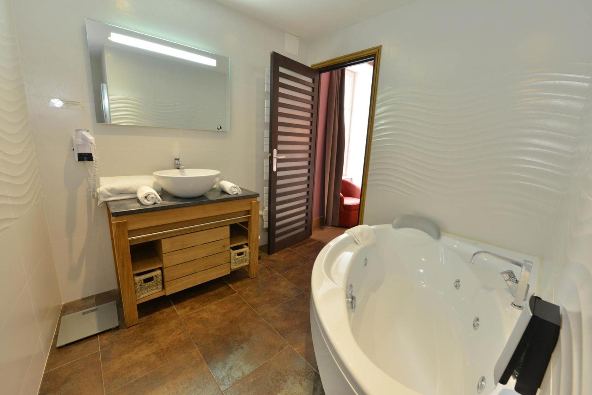 Twin Room - Photo 11