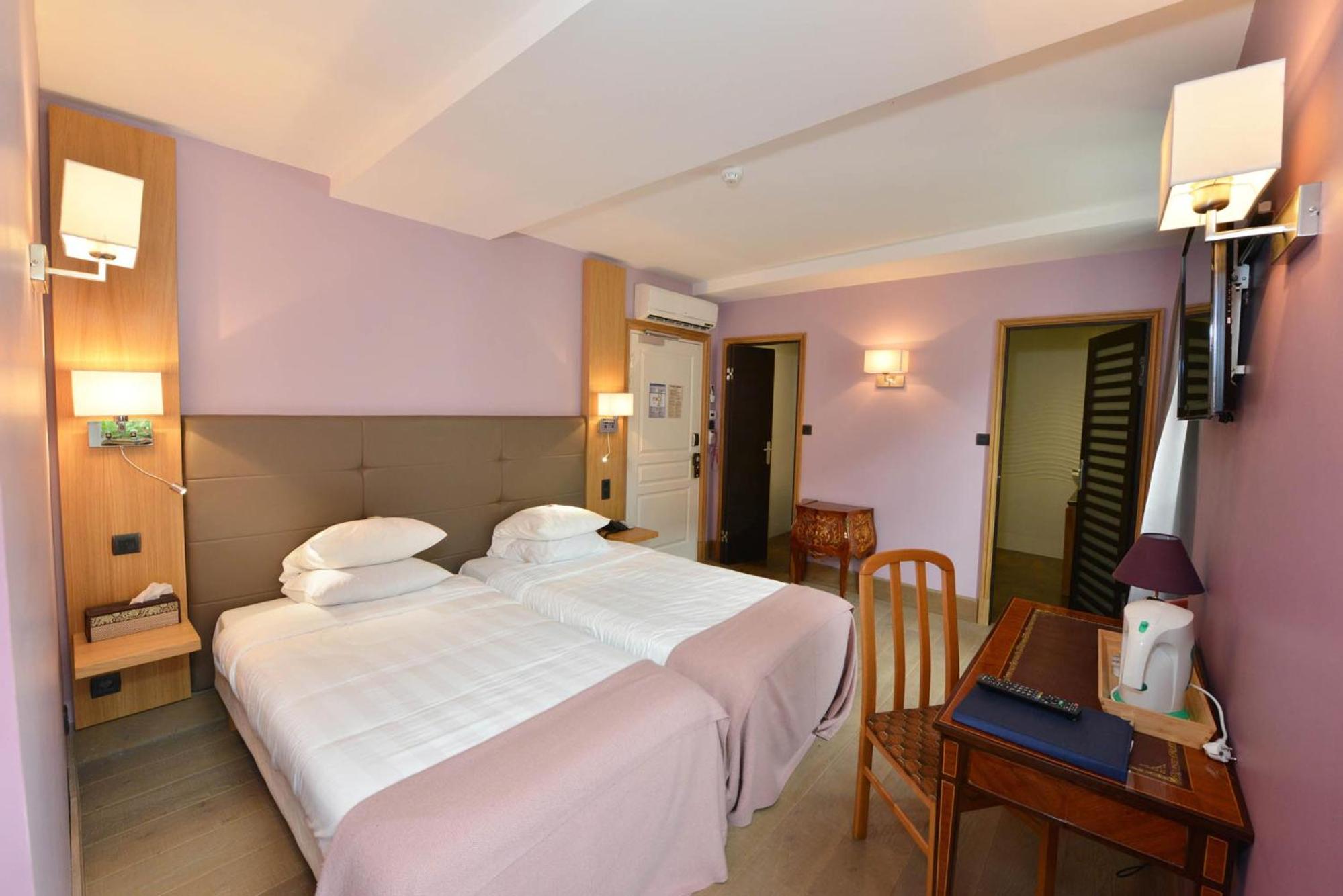 Twin Room - Photo 12