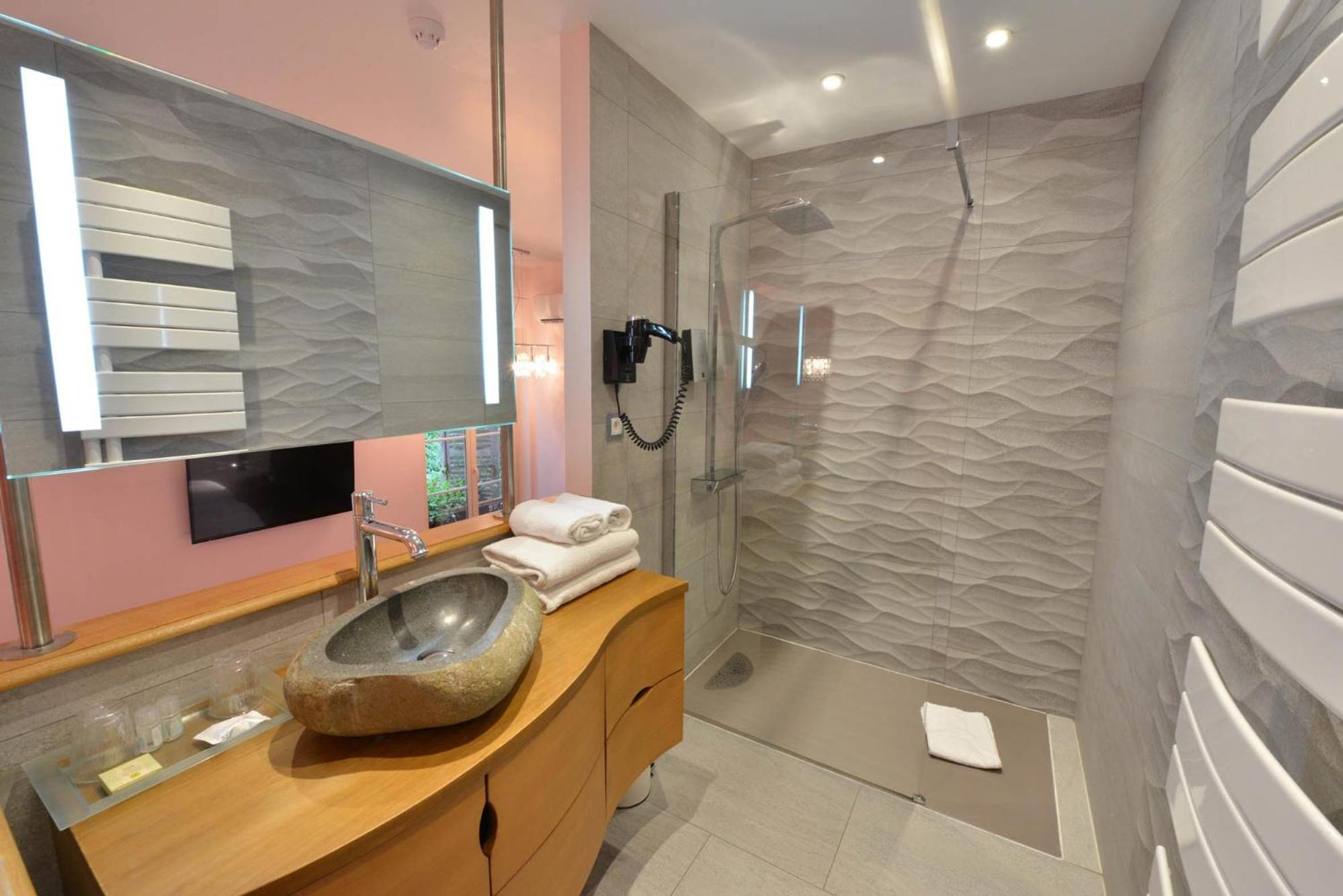 Twin Room - Photo 9