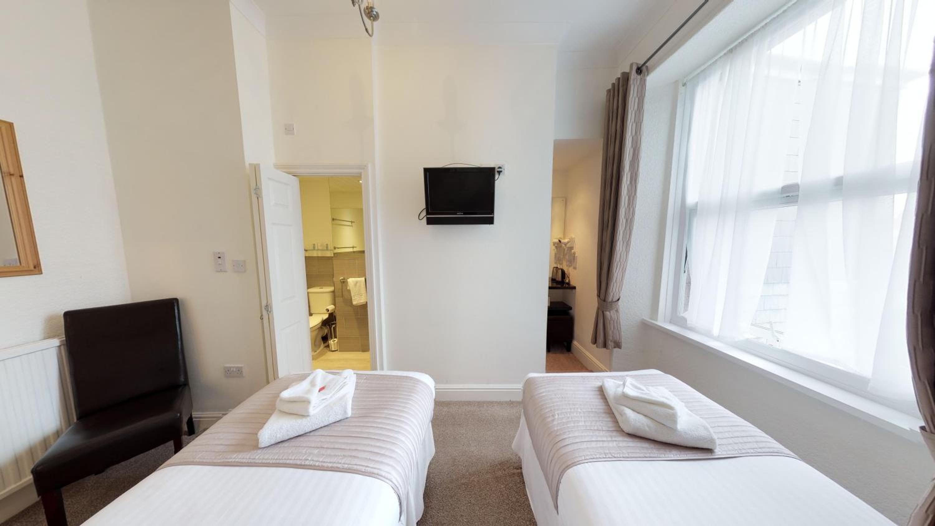 Twin Room with Bathroom photo 3