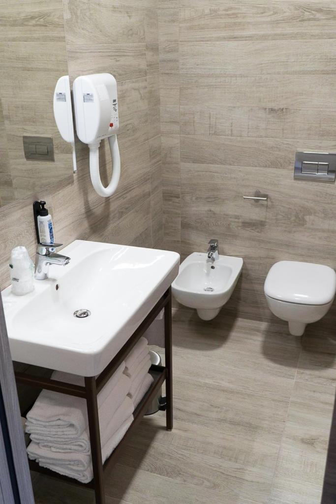 Twin Room with Private Bathroom - Photo 5