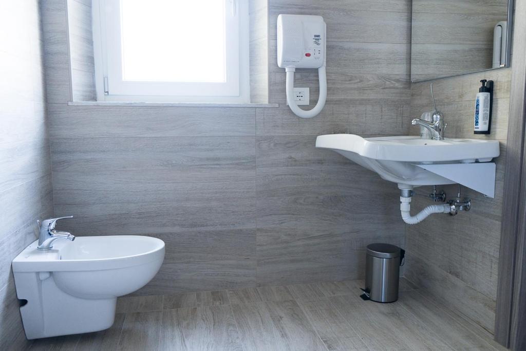 Twin Room with Private Bathroom - Photo 12