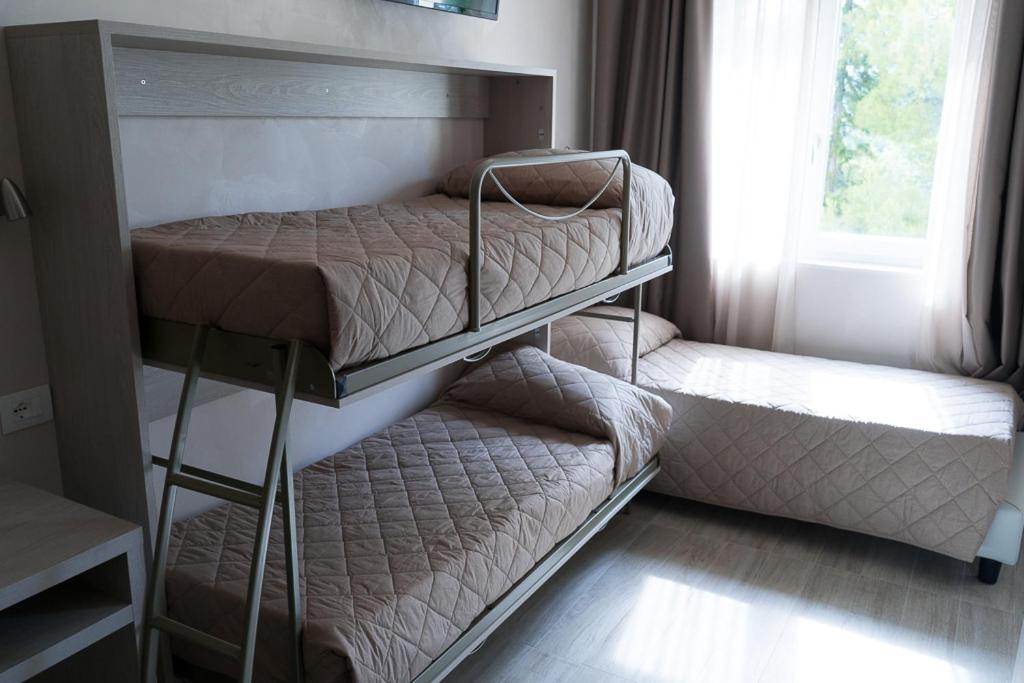 Quadruple Room with Private Bathroom - Photo 6