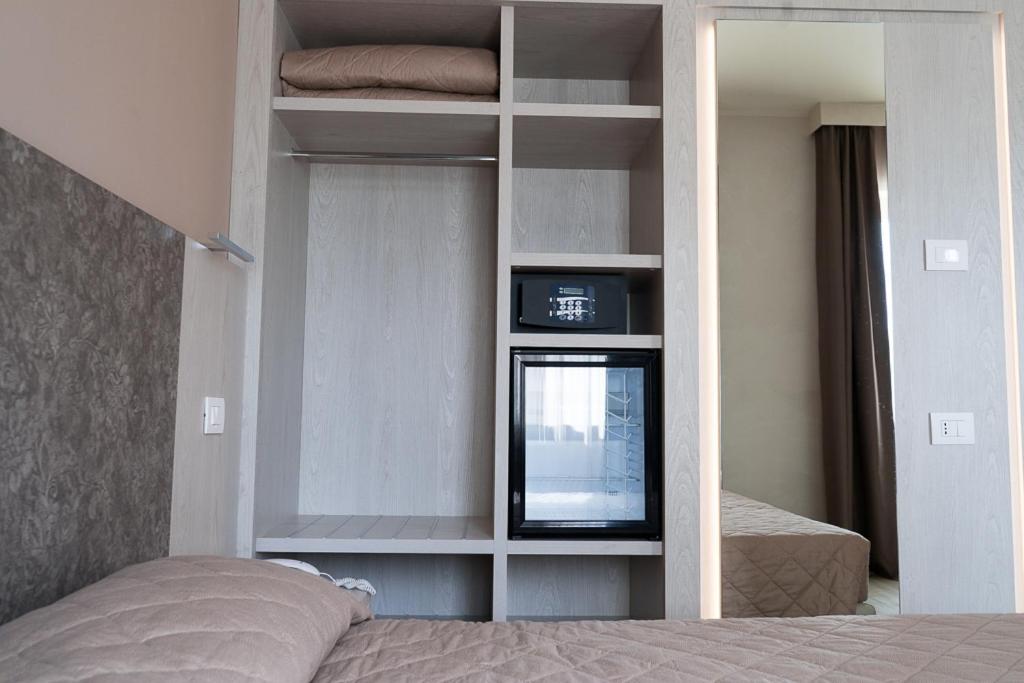 Twin Room with Private Bathroom - Photo 11