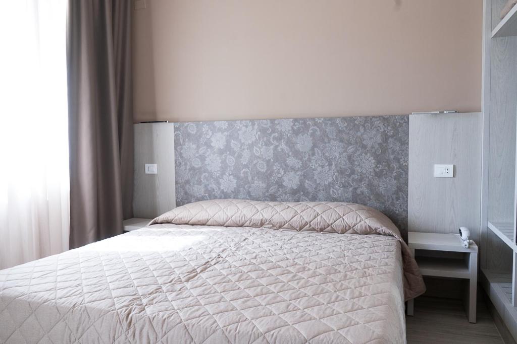 Twin Room with Private Bathroom - Photo 10