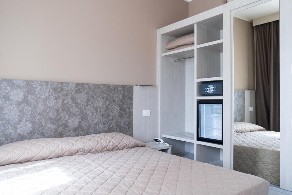 Twin Room with Private Bathroom - Photo 3