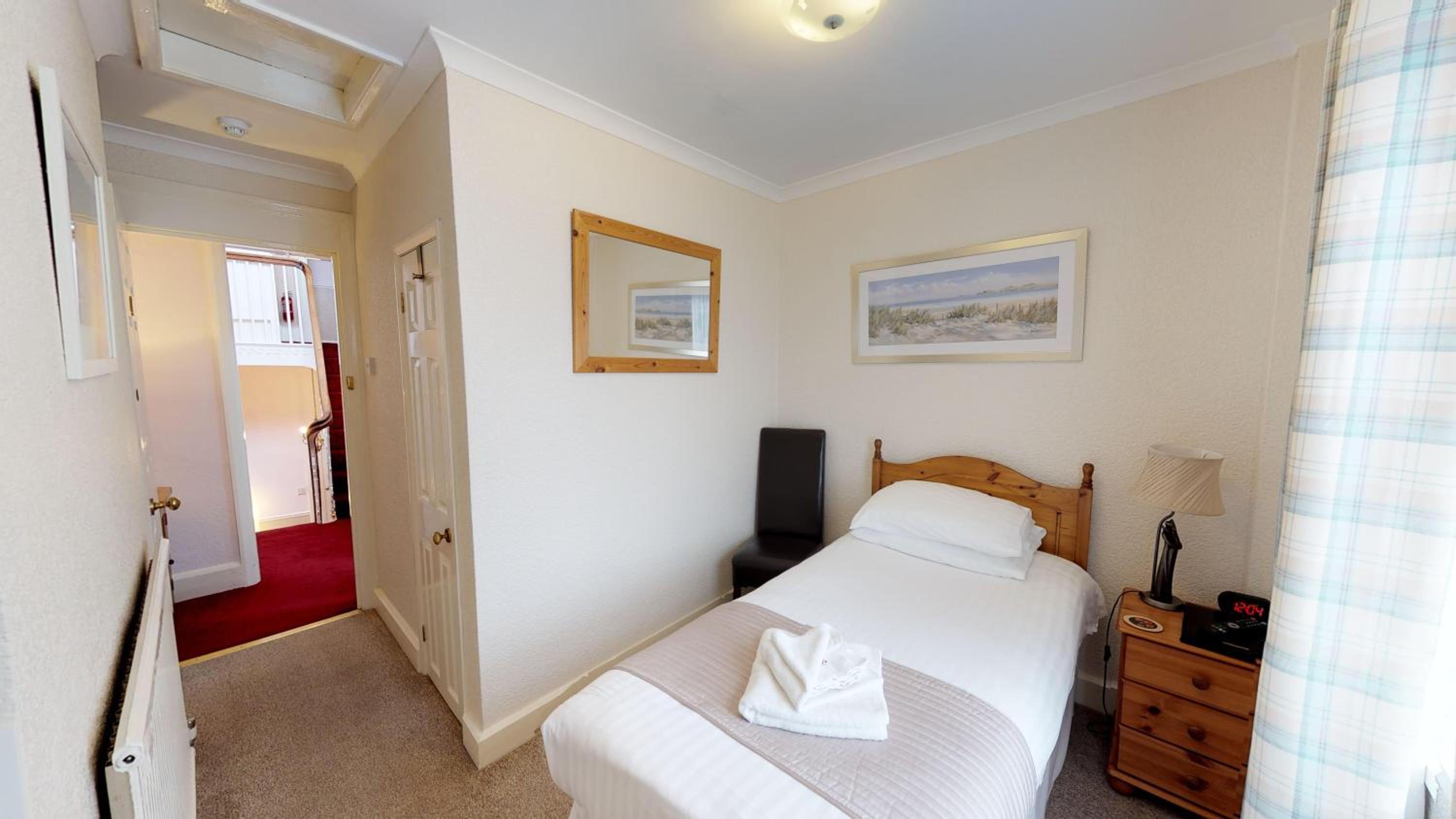 Single Room with Shared Shower and Toilet photo 1