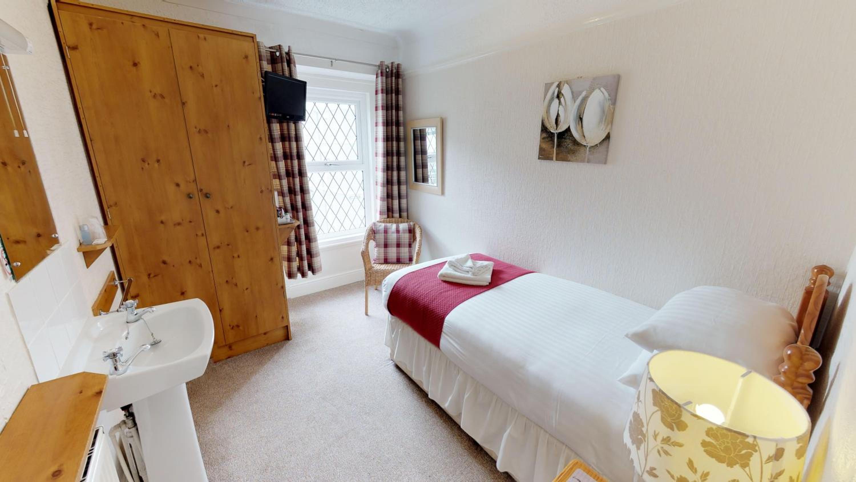 Basic Single Room with Shared Shower and Toilet photo 3