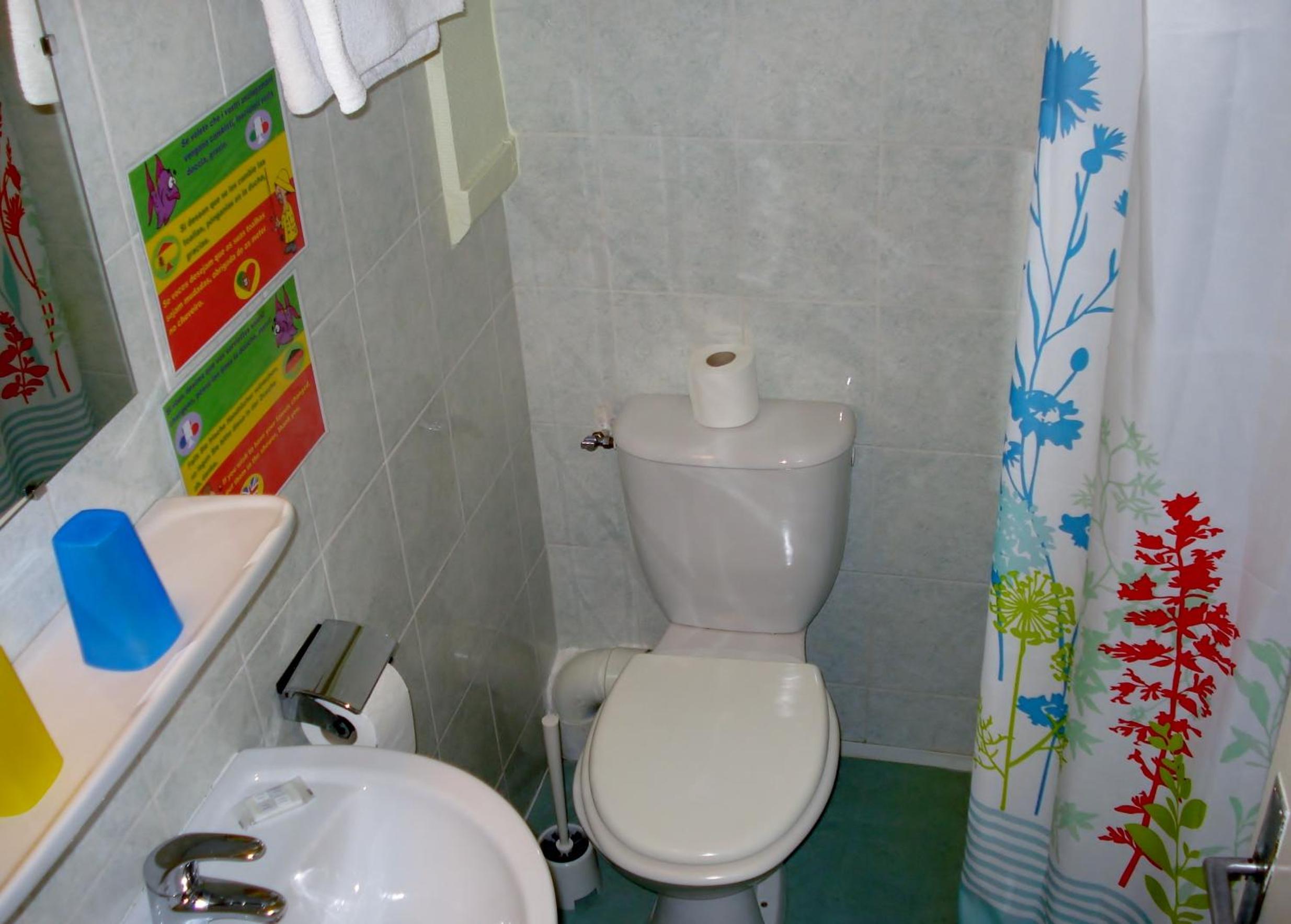 Family Room (3 Adults) - Photo 4
