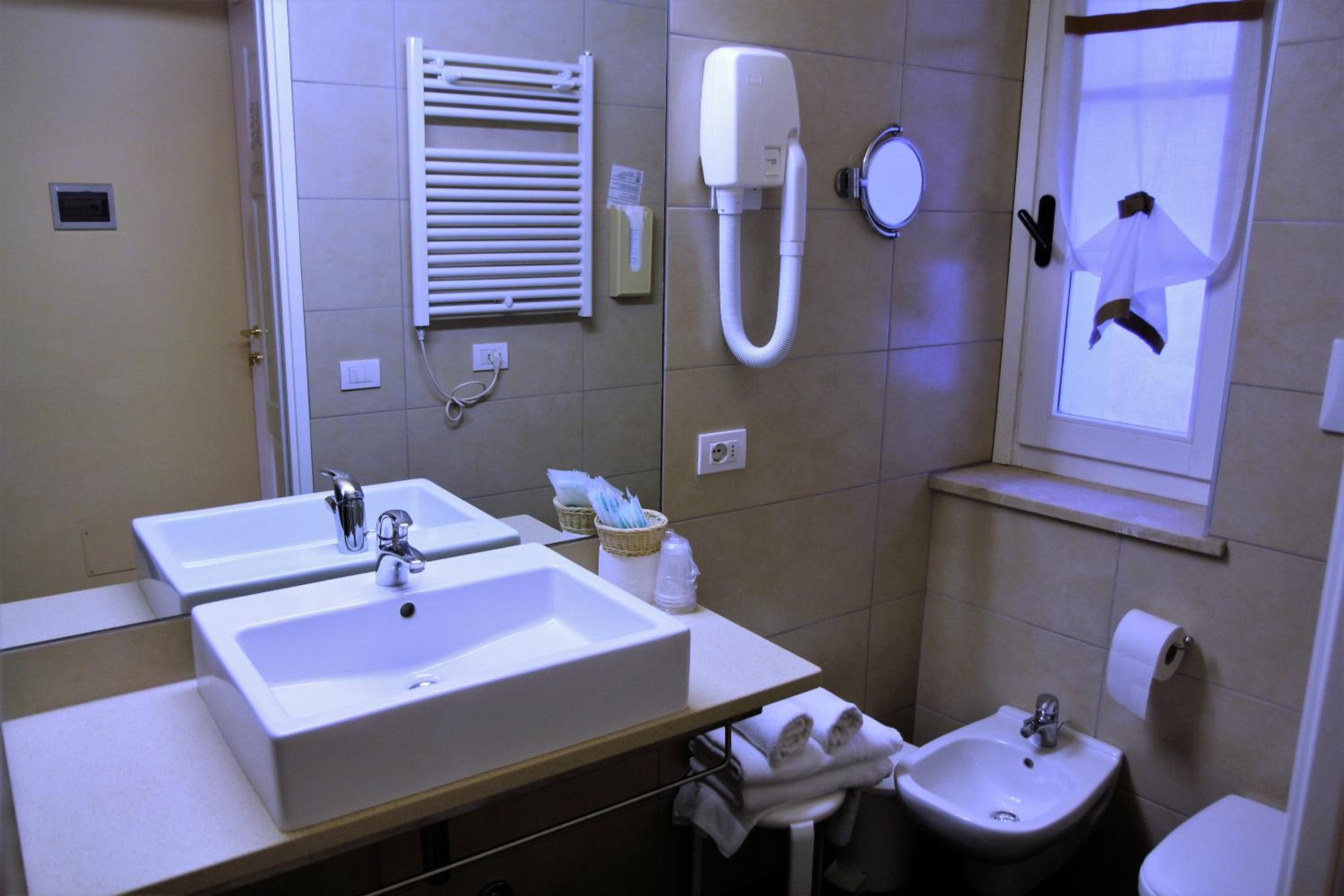 Economy Double Room photo 3