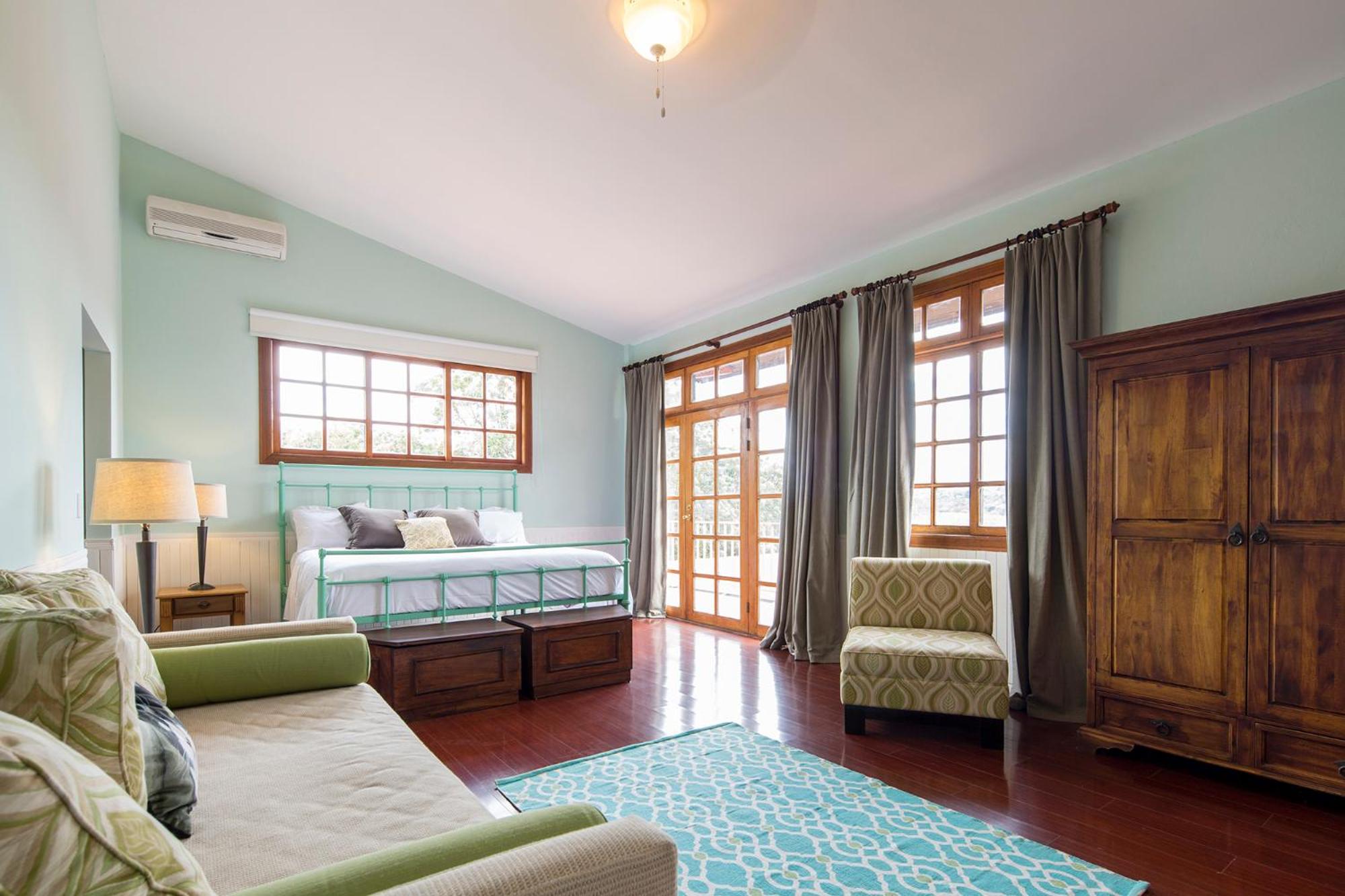 King Suite with Balcony photo 2