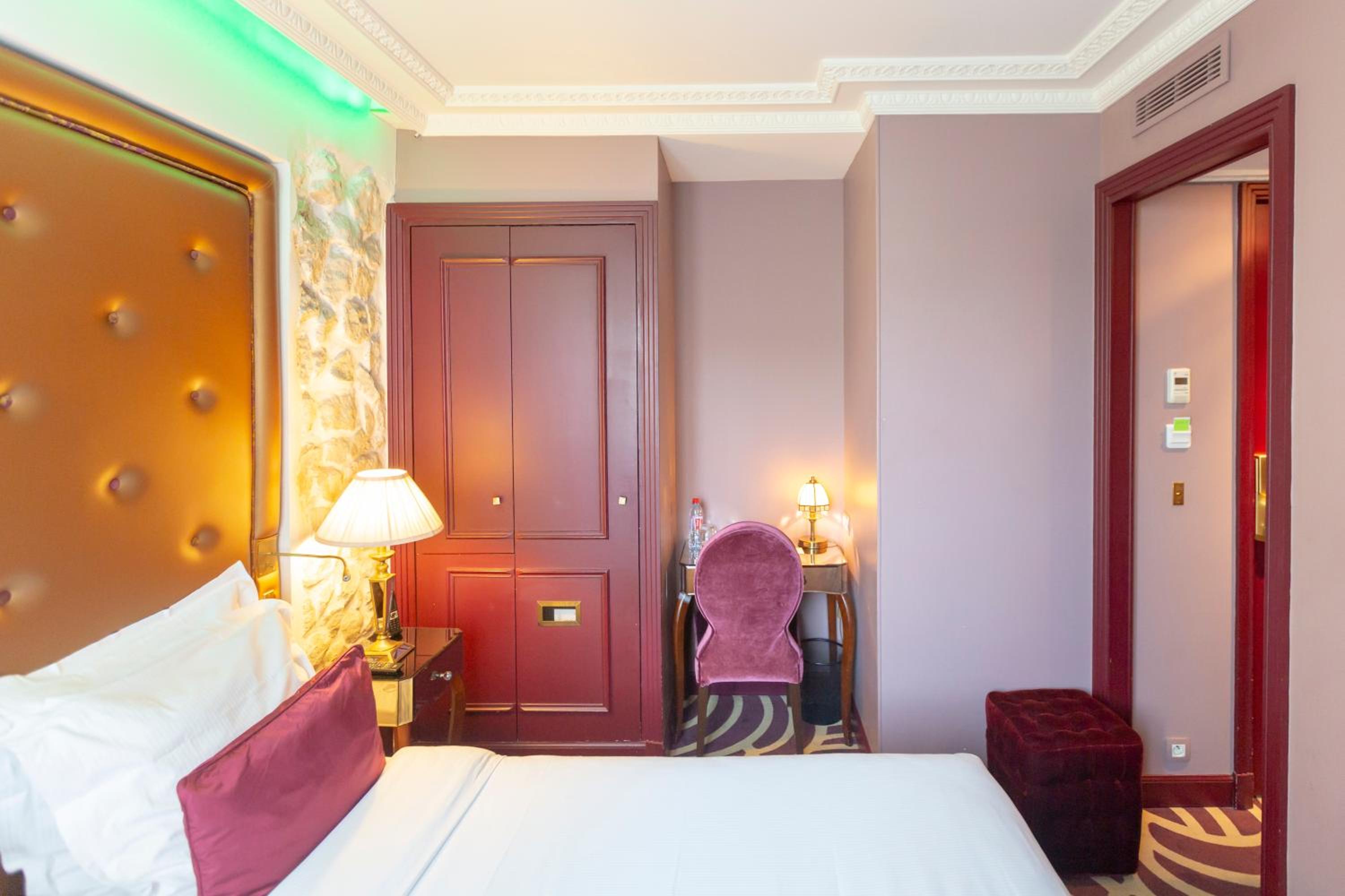 Superior Double Room thumbnail 5